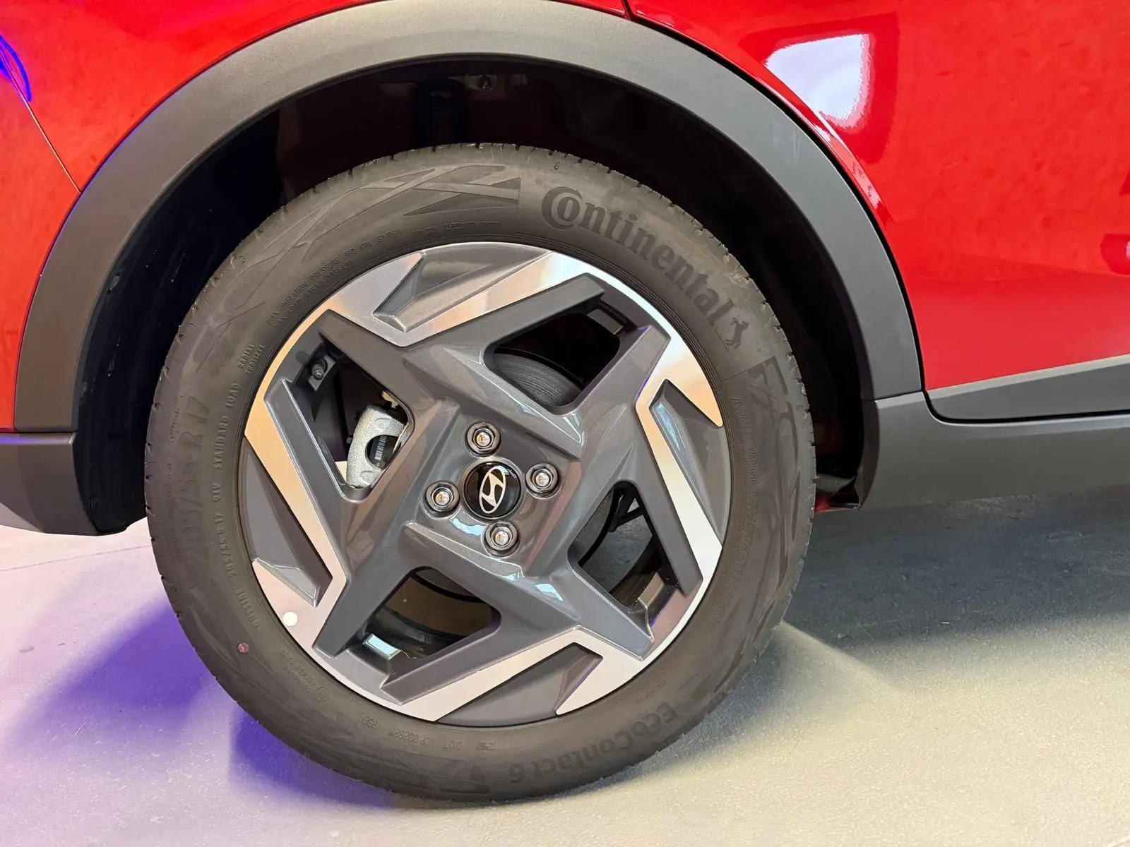 Gros plan sur la jante alu 17'' et le passage de roue noir d'une Hyundai Bayon rouge côté arrière droit.