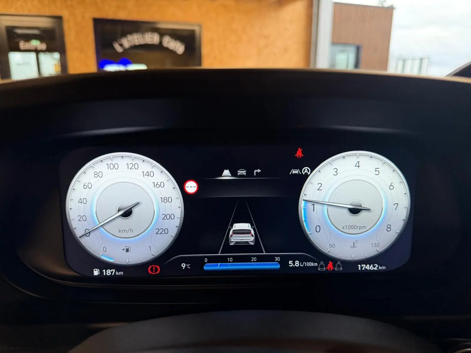 Compteurs numériques 10,25'' du Hyundai Bayon 2025 affichant vitesse, régime et assistance active au maintien de voie.