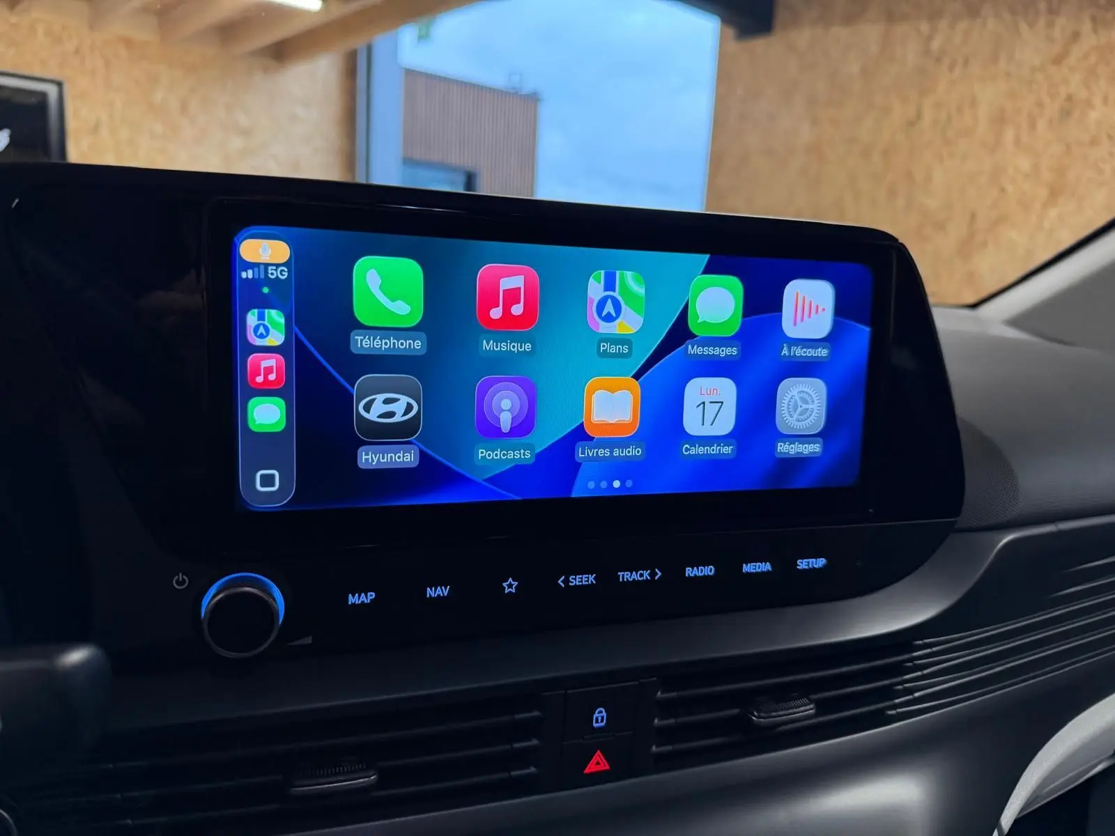 Écran tactile couleur 10,25'' affichant Apple CarPlay dans l'habitacle du Hyundai Bayon 2025.