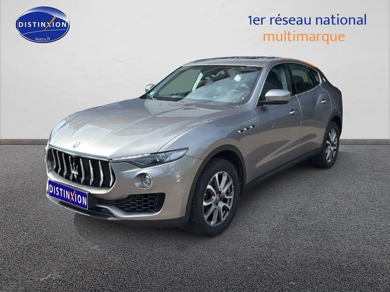 Maserati Levante gris en 3/4 avant droit, mettant en valeur sa calandre chromée et ses jantes alu distinctives.