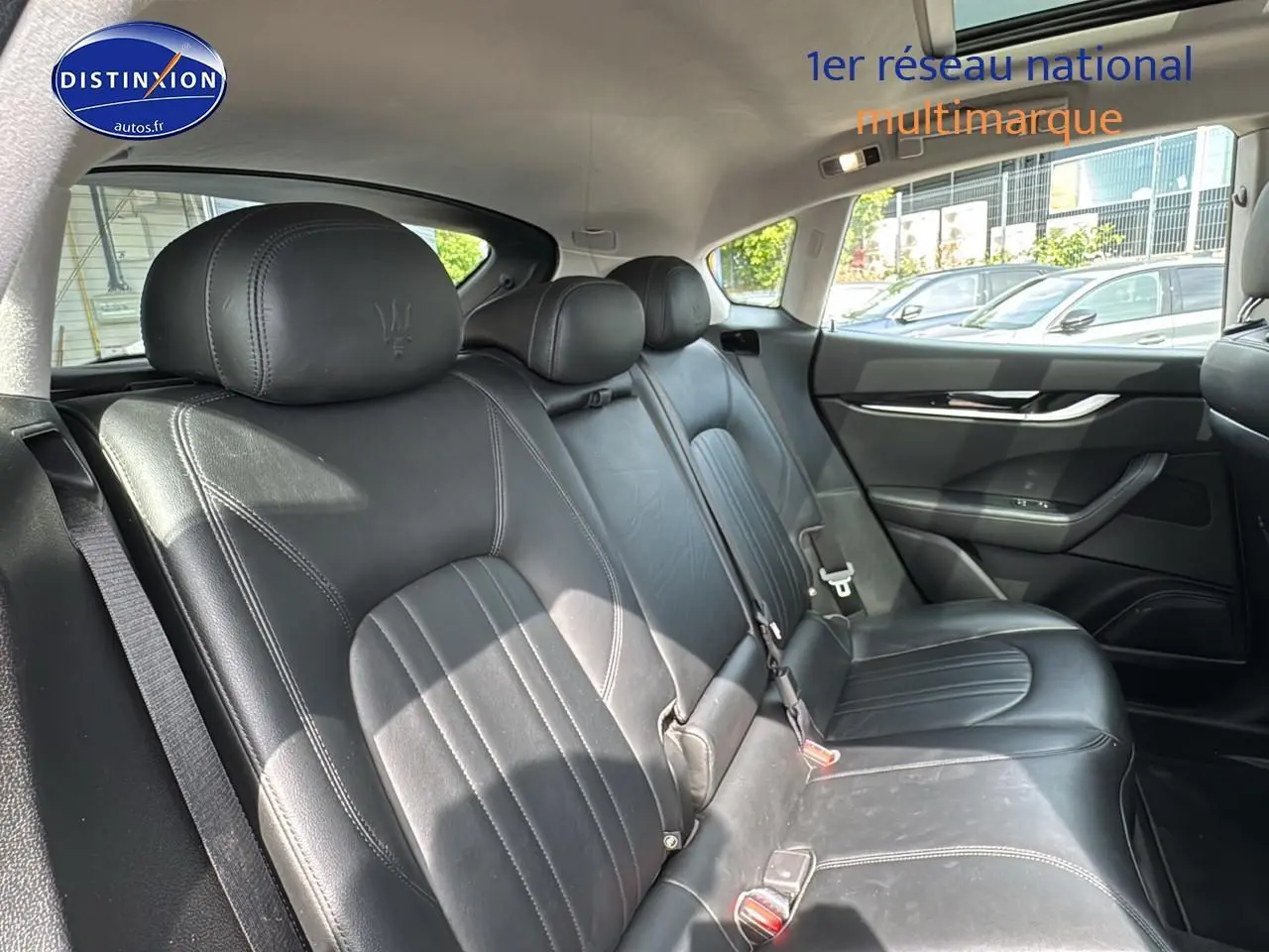 Vue intérieure côté droit montrant les sièges arrière en cuir noir du Maserati Levante gris 2017.