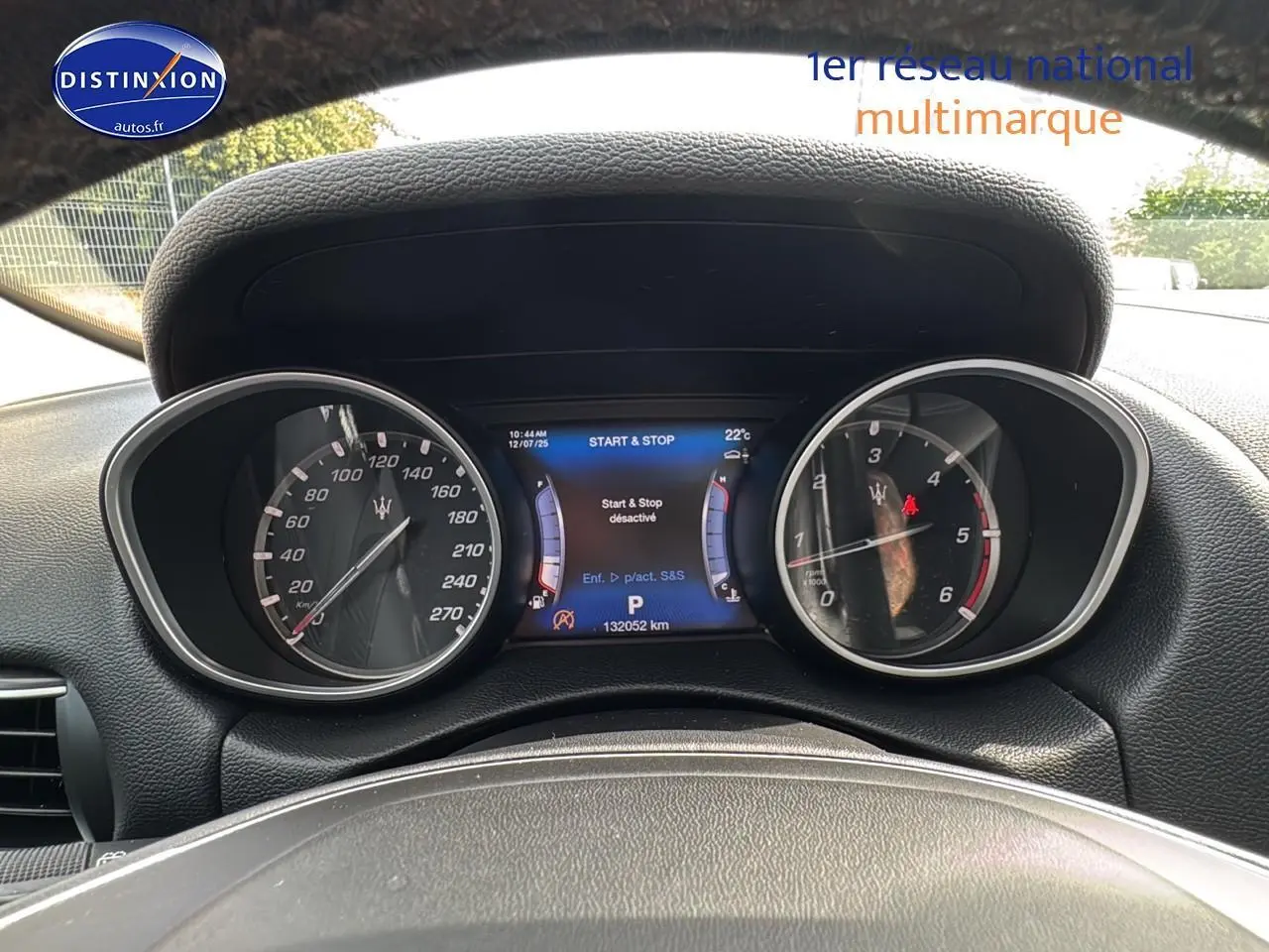 Vue rapprochée du tableau de bord noir de la Maserati Levante gris, affichant compteurs et écran digital central.