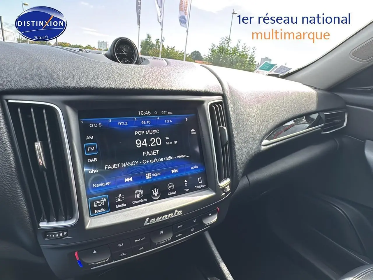 Vue intérieure du tableau de bord du Maserati Levante gris, mettant en valeur l'écran tactile central et les aérateurs verticaux.