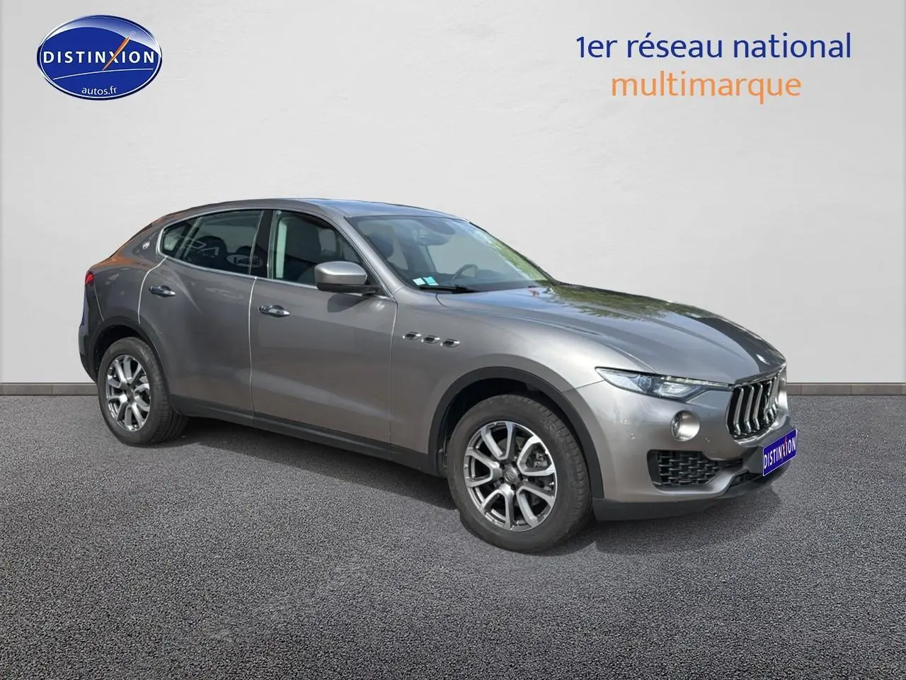 Maserati Levante gris en vue 3/4 avant droit, mettant en valeur sa calandre chromée et ses jantes alu.