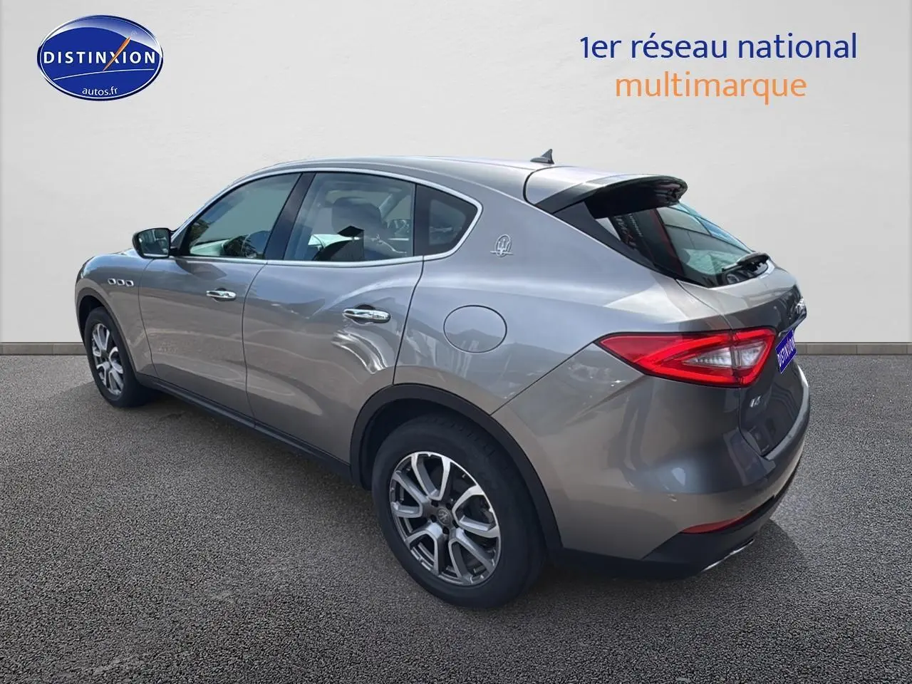 Vue 3/4 arrière droite d’un Maserati Levante gris métallisé avec jantes alu et feux arrière LED.