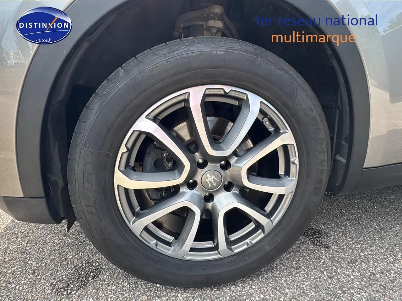 Gros plan sur la roue avant droite avec jante alu grise du Maserati Levante gris 2017.