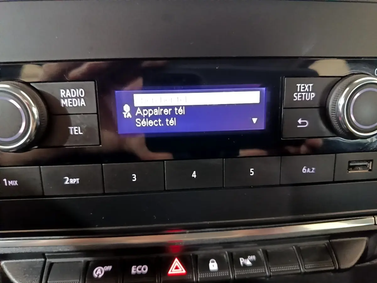 Détail de la console centrale noire du Renault Kangoo 2022 avec écran tactile et commandes radio visibles.