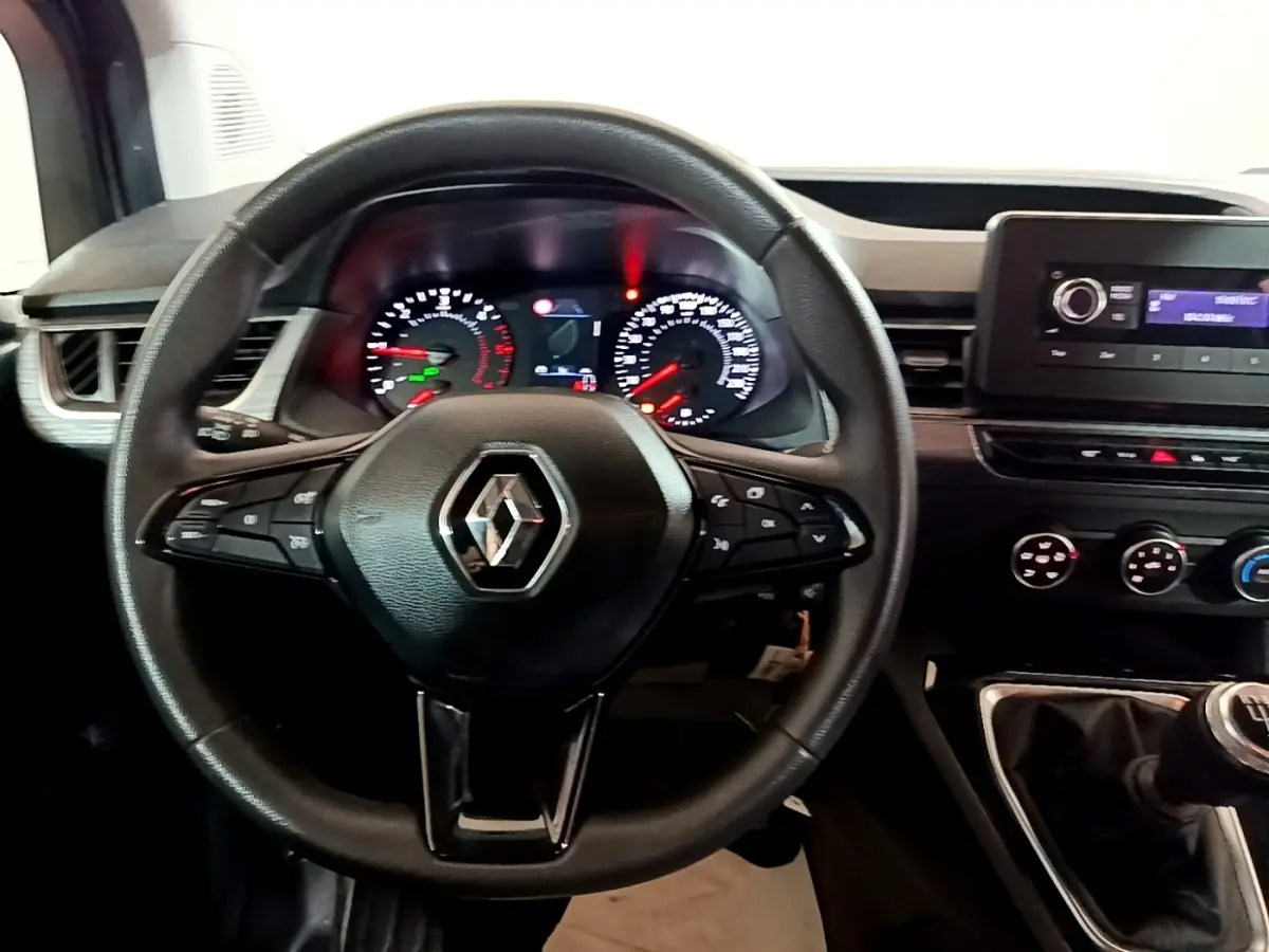 Vue intérieure centrée sur le volant noir Renault KANGOO 2022 avec tableau de bord et écran tactile visibles.