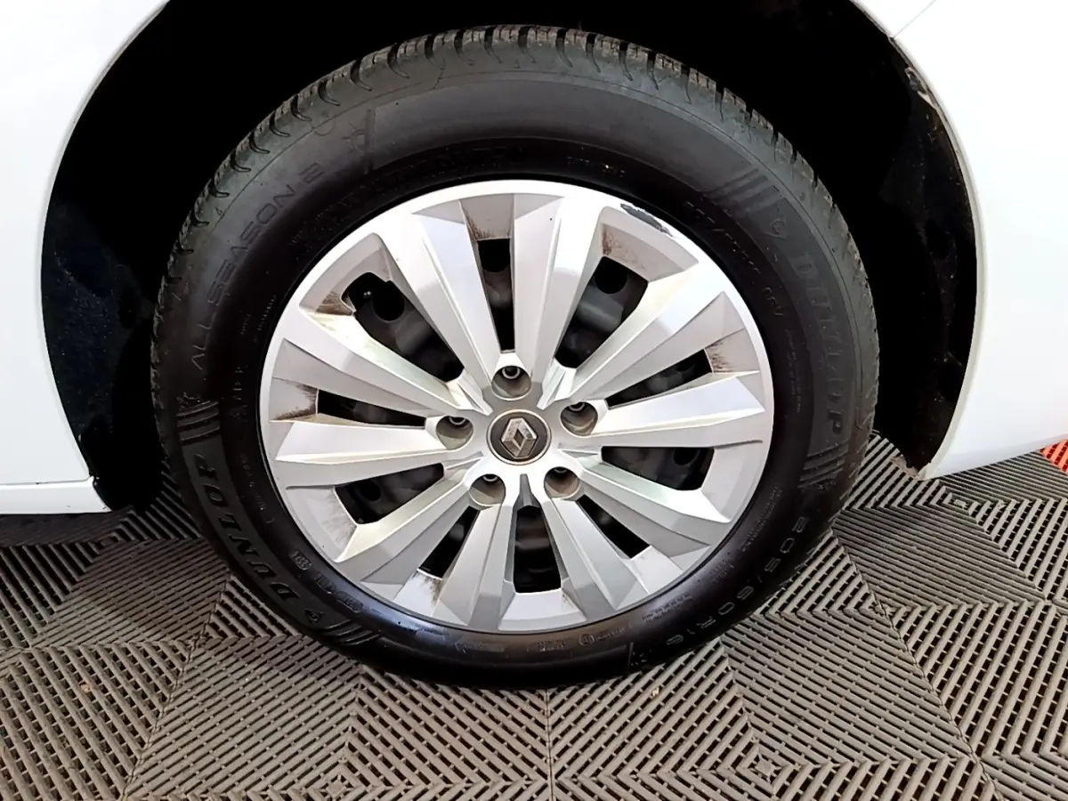 Gros plan sur la roue avant gauche blanche d’un Renault Kangoo Equilibre 2022 avec jante en alliage argenté.