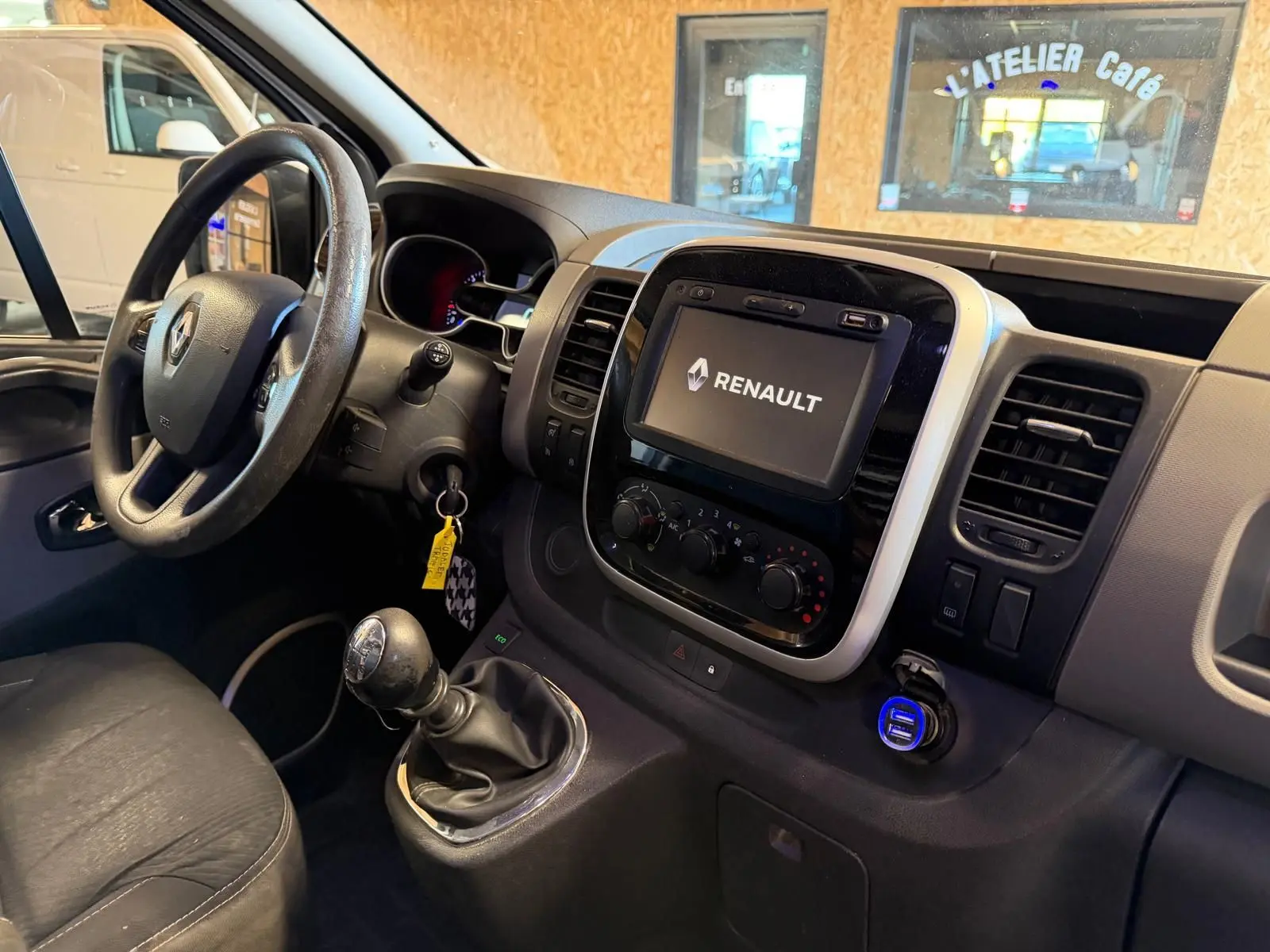 Vue intérieure côté conducteur du Renault Trafic Fourgon 2017, avec tableau de bord noir et écran tactile Renault.