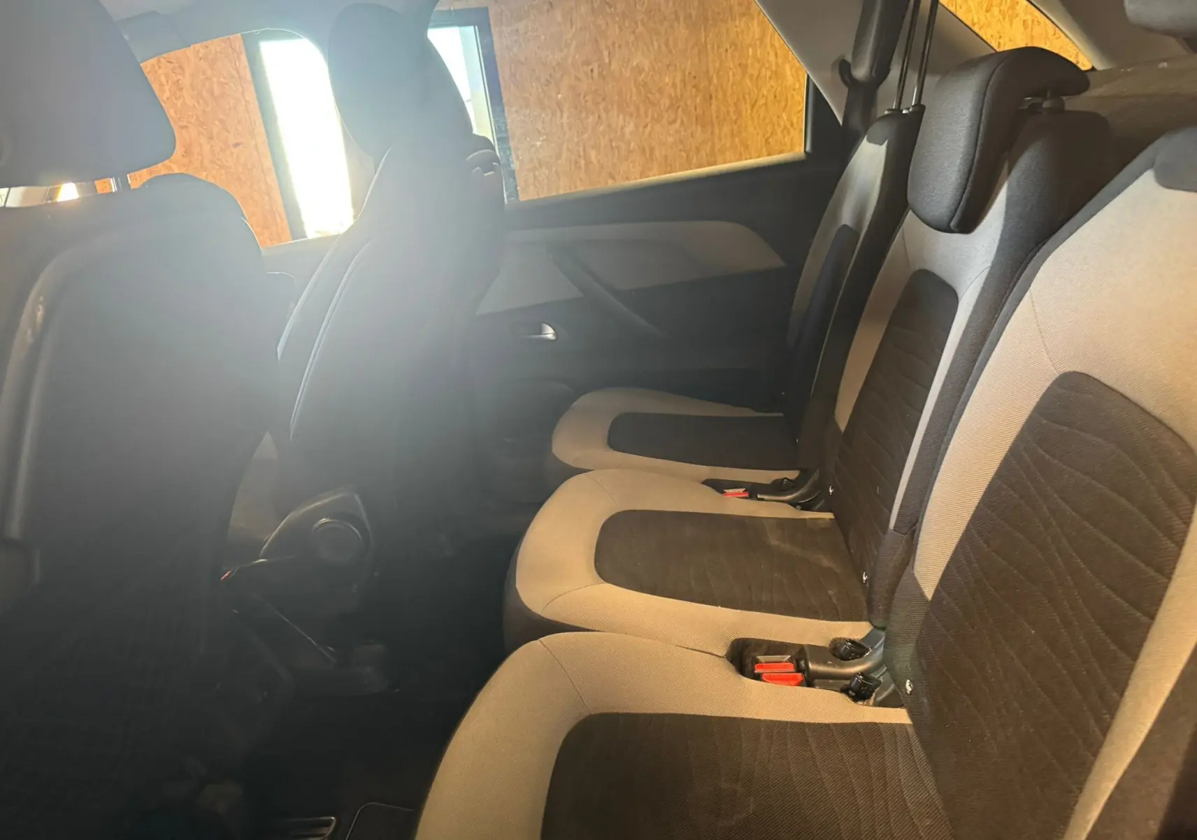 Vue intérieure côté droit des sièges arrière en tissu bicolore noir et beige d'une Citroën C4 Picasso gris 2016.