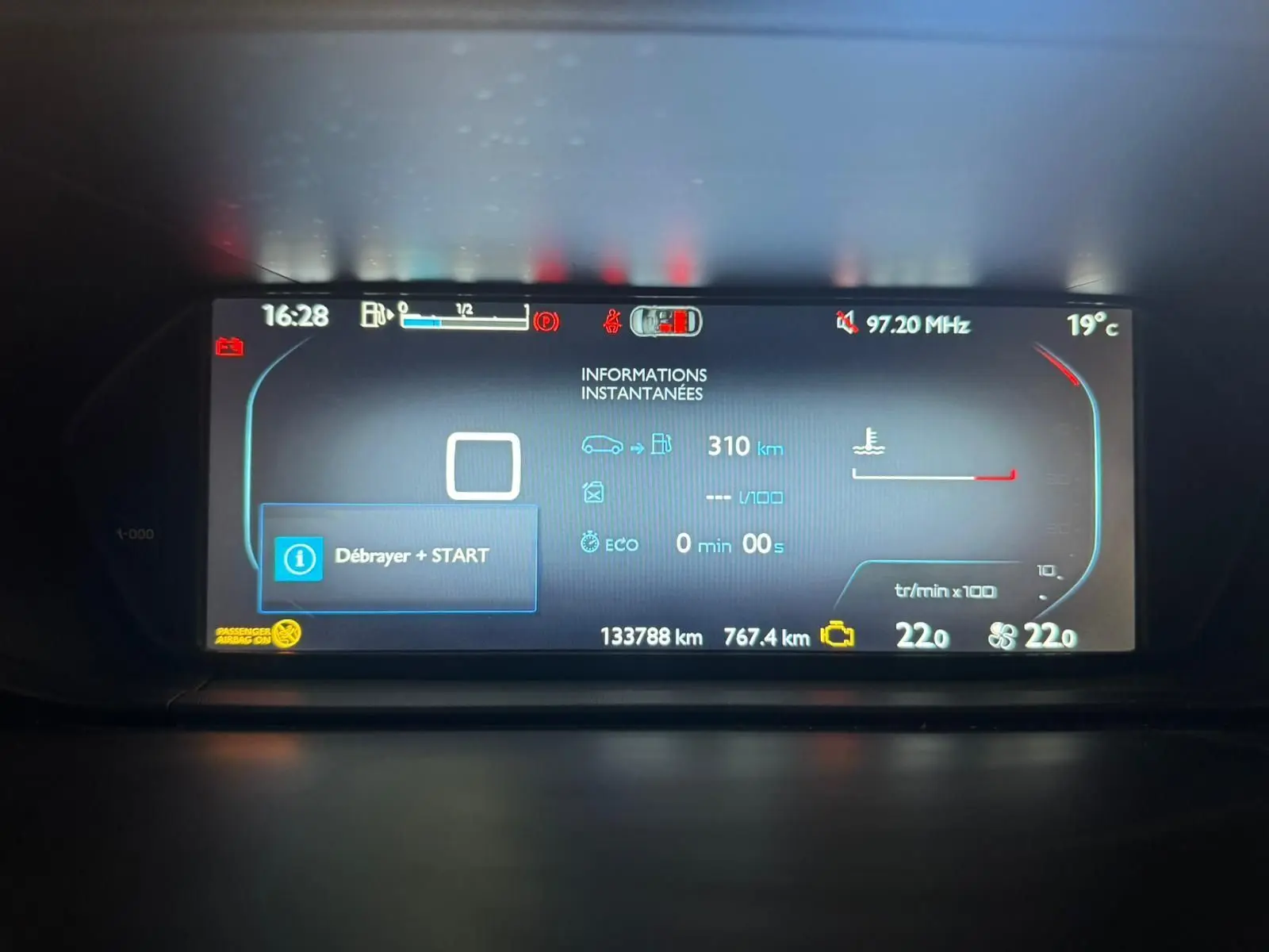 Tableau de bord numérique de Citroën C4 Picasso 2016 affichant informations de conduite et alertes à l'arrêt.