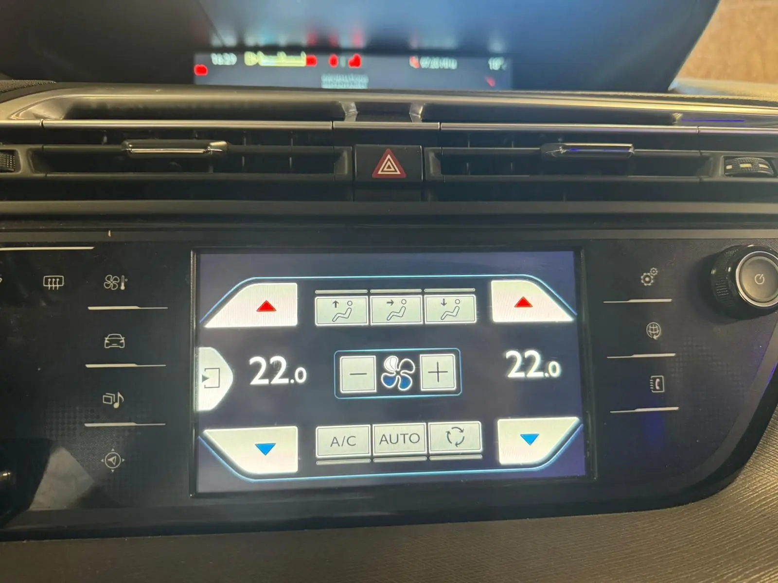 Écran tactile de la climatisation automatique de la Citroën C4 Picasso 2016, affichage digital en intérieur.