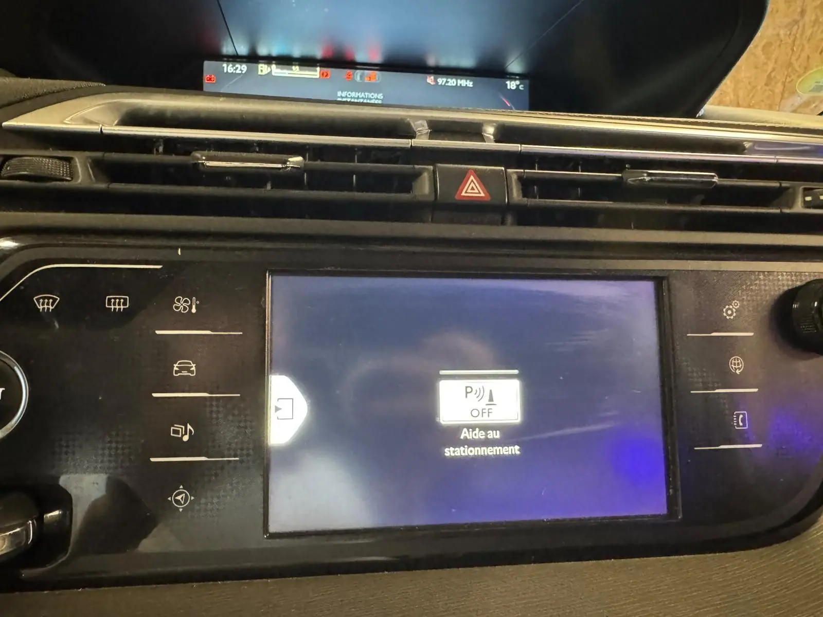 Écran central de la console de la Citroën C4 Picasso 2016 affichant l'aide au stationnement désactivée.
