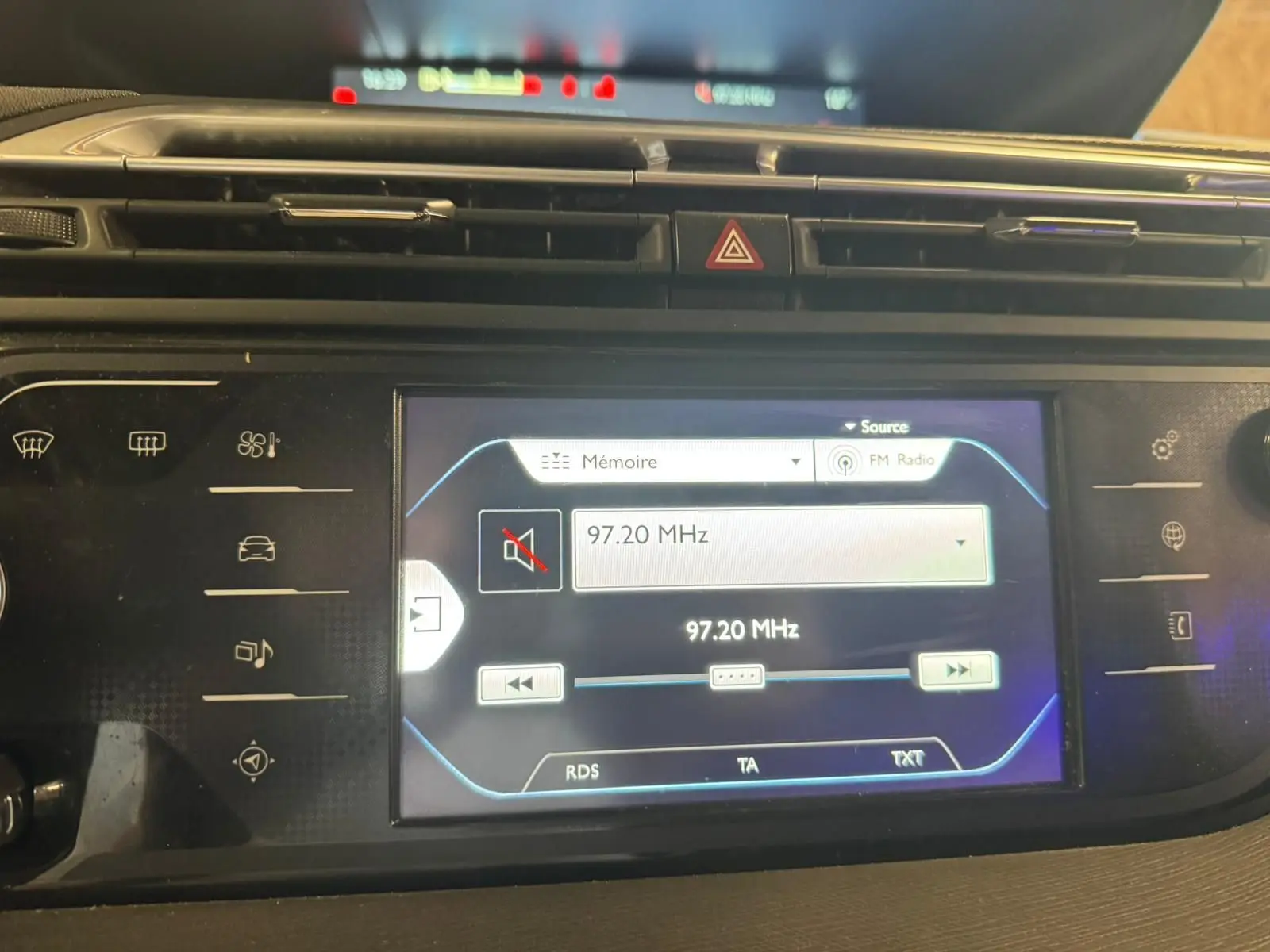 Vue rapprochée de l'écran tactile central du tableau de bord de la Citroën C4 Picasso 2016, affichant la radio FM.