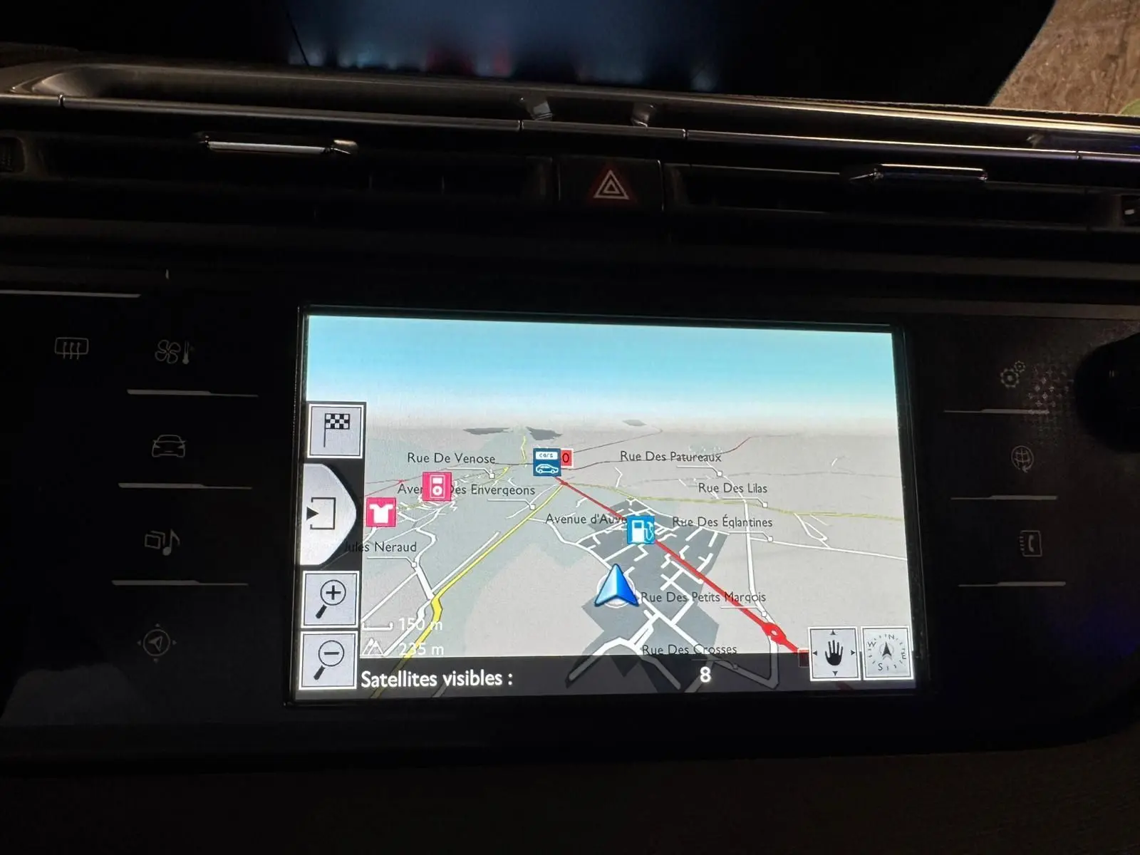 Écran GPS en gros plan dans l’habitacle de la Citroën C4 Picasso gris, affichant une carte routière détaillée.