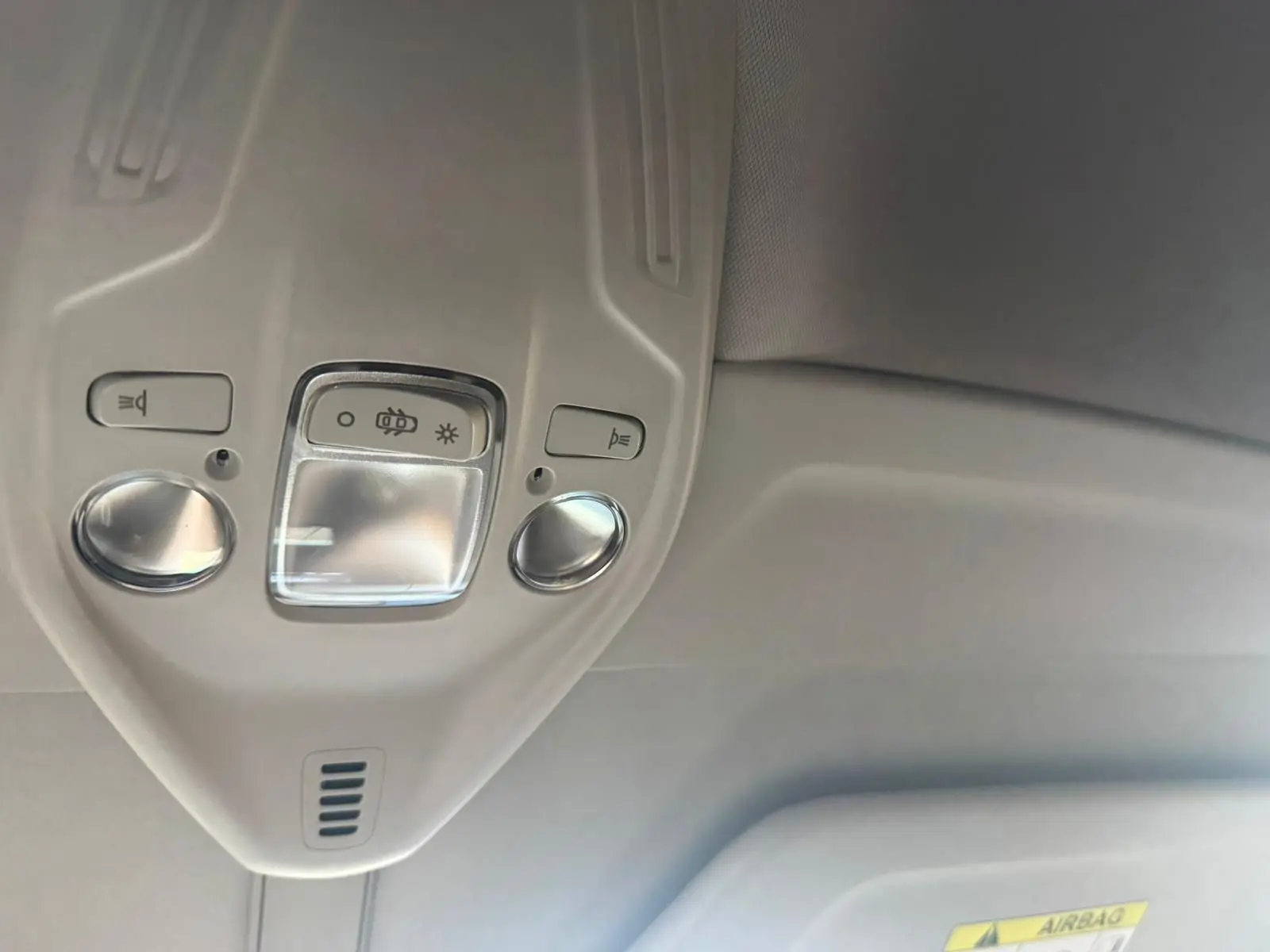 Vue intérieure en gros plan du plafonnier gris clair avec commandes d’éclairage de la Citroën C4 Picasso 2016.