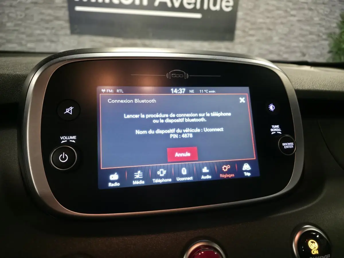 Écran tactile central du tableau de bord de la Fiat 500X 2024 affichant la connexion Bluetooth en cours.