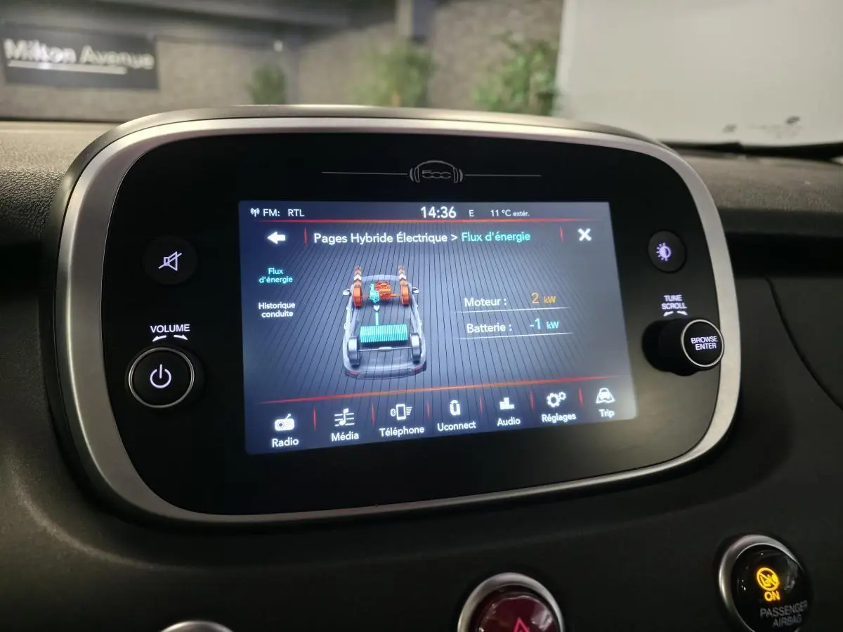 Écran tactile central du tableau de bord du Fiat 500X 2024 affichant le flux d'énergie hybride.