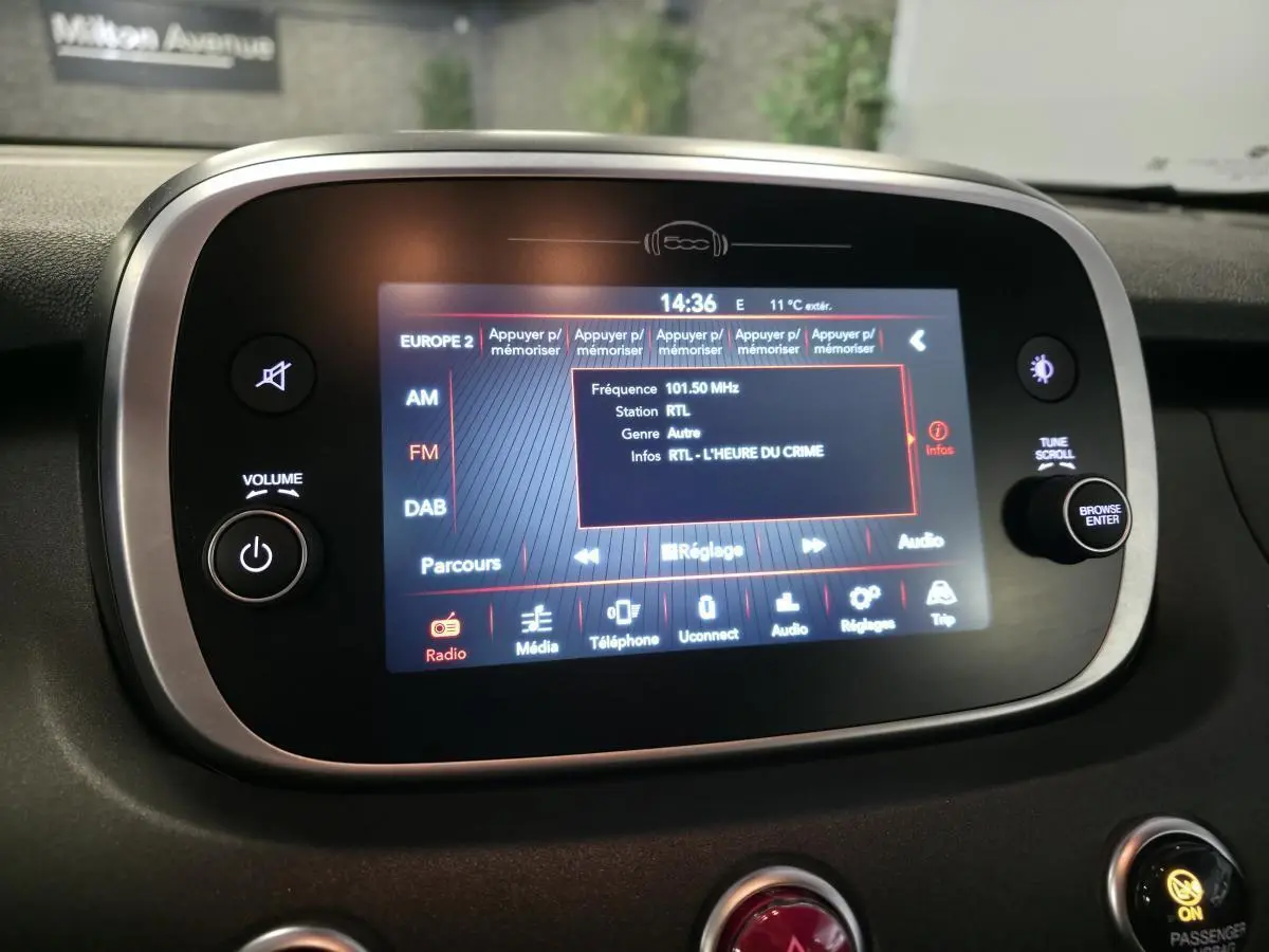 Écran tactile central du tableau de bord de la Fiat 500X 2024 affichant la radio FM RTL.