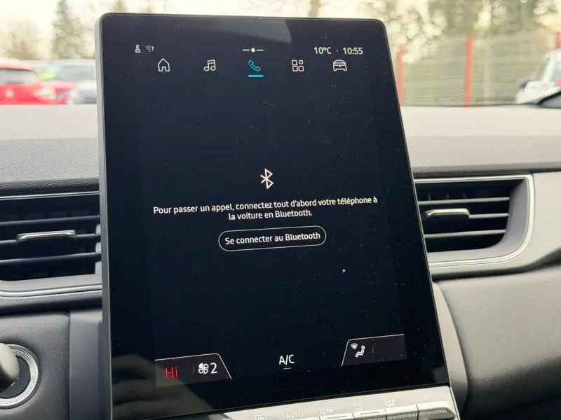 Écran tactile central allumé dans l’habitacle du Renault Captur 2025, vue de face, ambiance intérieure grise.