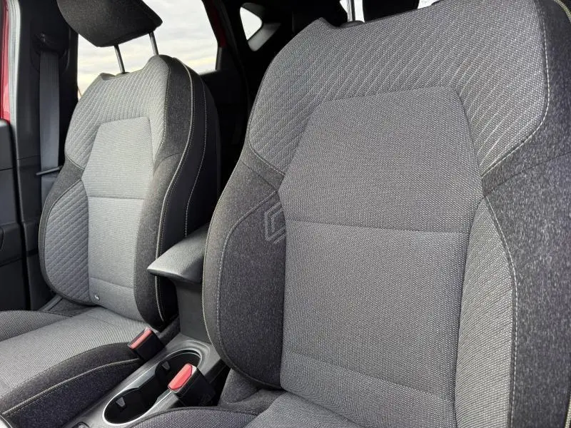 Gros plan sur les sièges avant gris du Renault Captur 1.0 Eco-G 100ch Techno 2025, intérieur sobre et moderne.