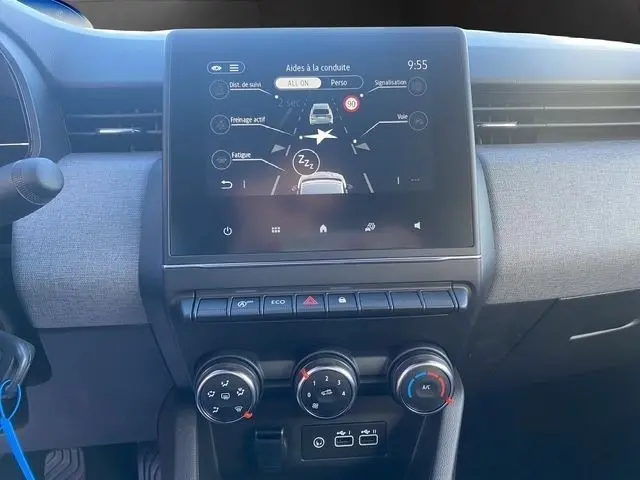 Vue rapprochée du tableau de bord gris foncé de la Renault Clio 2025 avec écran tactile affichant les aides à la conduite.