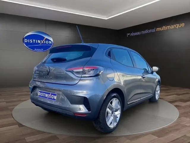 Vue 3/4 arrière droite d'une Renault Clio Evolution Blue dCi 100 gris foncé avec feux LED et jantes alliage.