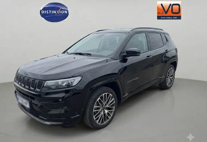 Jeep Compass noir vue 3/4 avant droit avec jantes alliage 19 pouces et barres de toit visibles.