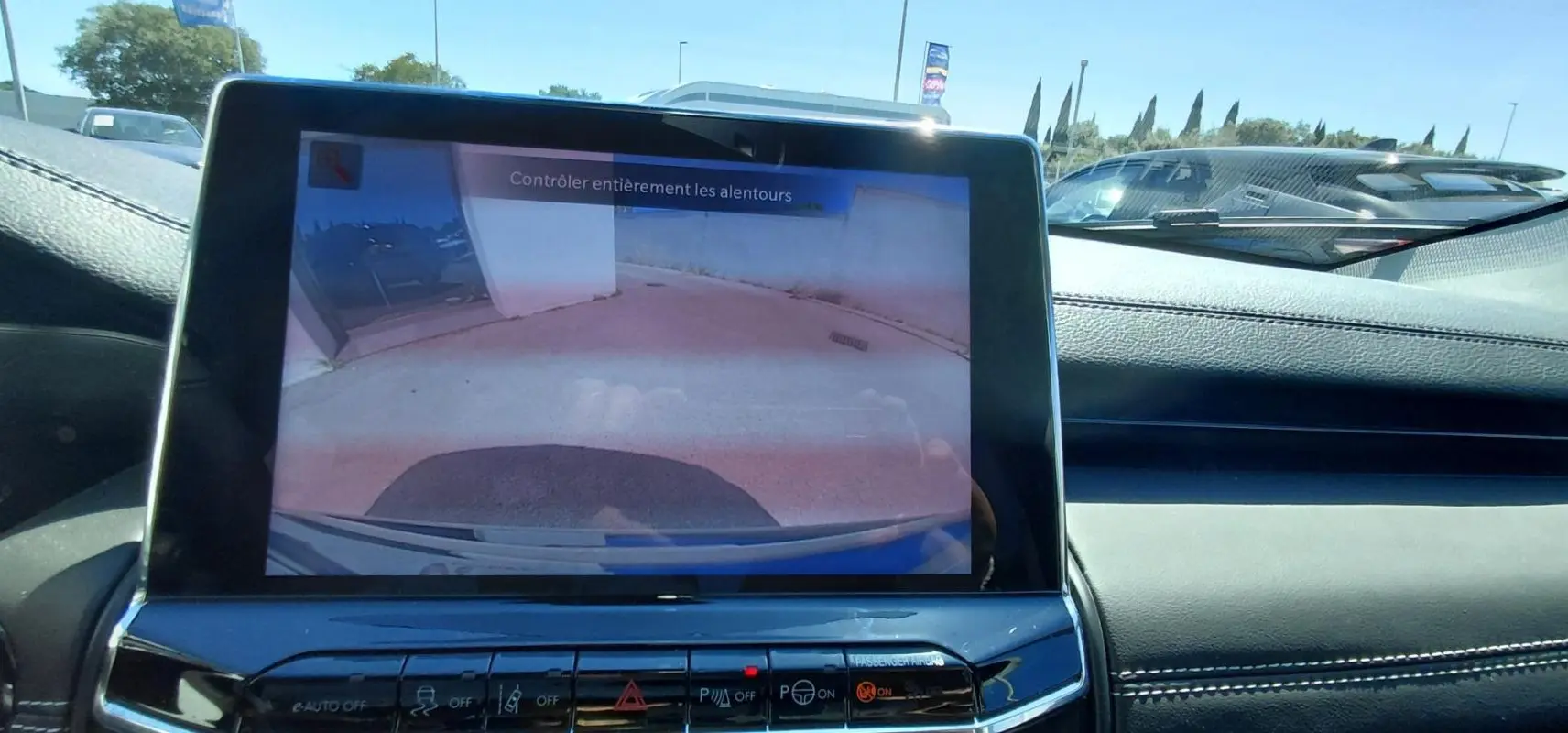 Écran tactile intérieur affichant la caméra de recul du Jeep Compass noir, vue depuis le tableau de bord.