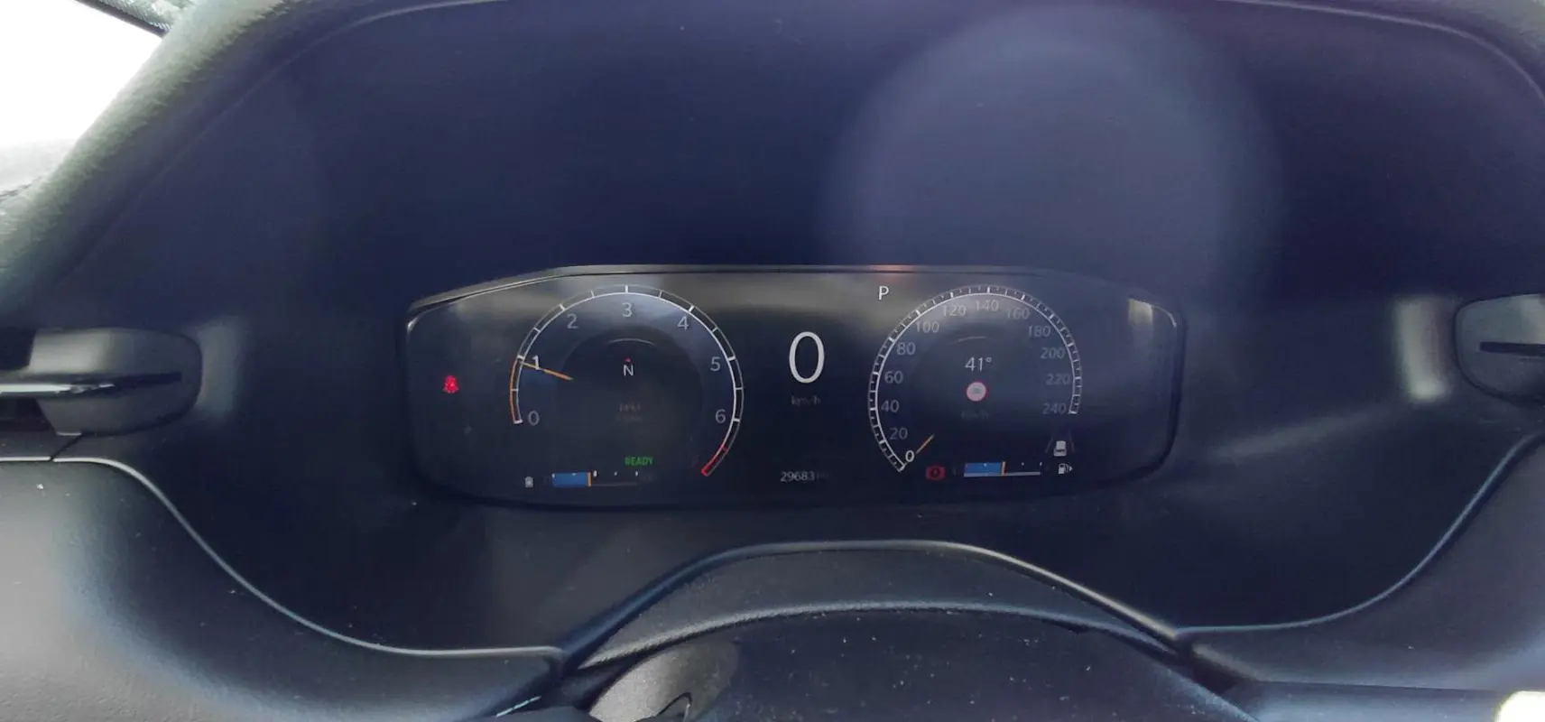 Vue rapprochée du tableau de bord numérique noir du Jeep Compass 2025 affichant la vitesse à 0 km/h et le régime moteur.
