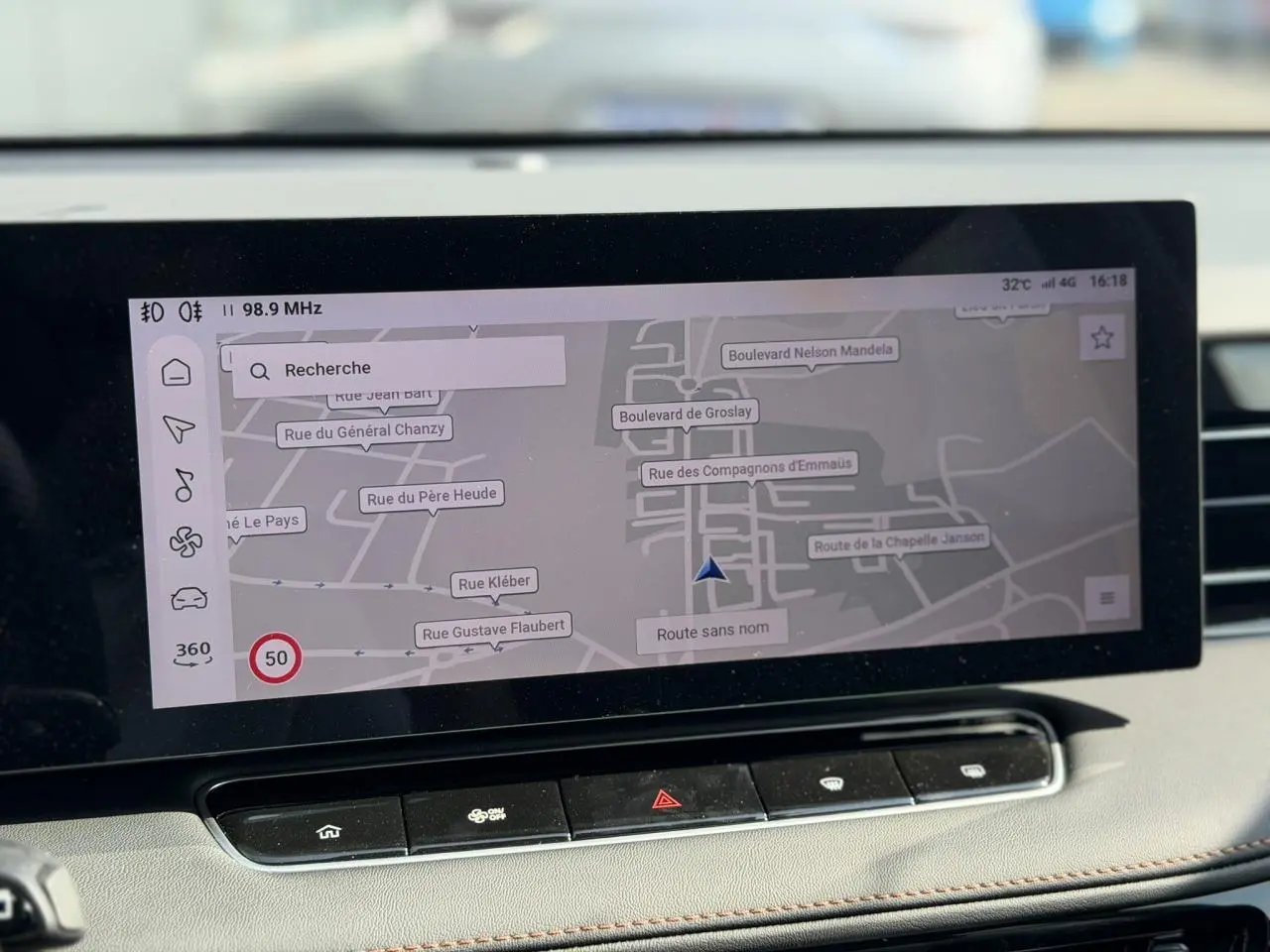 Écran tactile 12,3 pouces du tableau de bord du MG Motor EHS gris, affichant la navigation GPS.