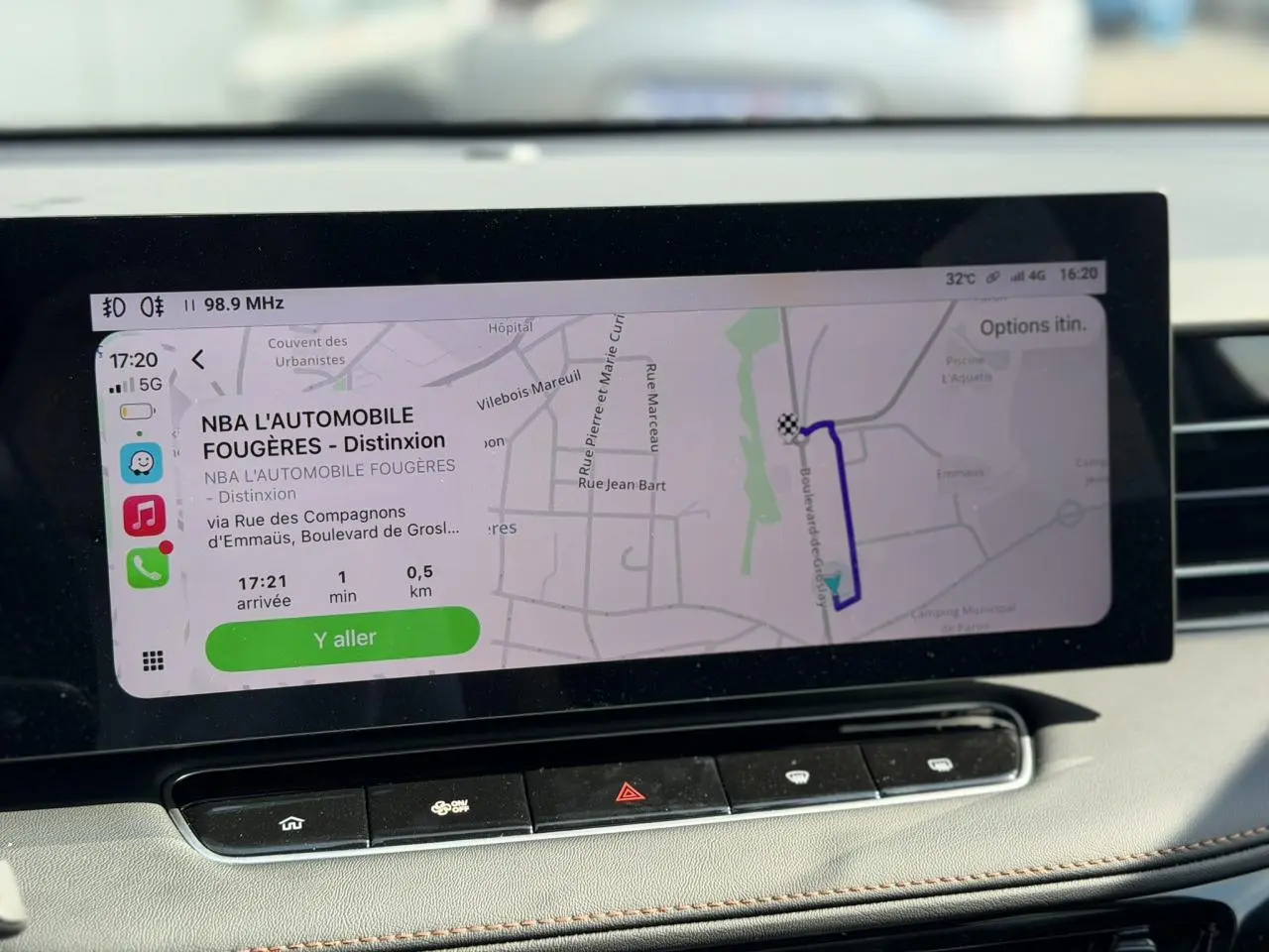 Écran tactile 12,3 pouces du MG Motor EHS gris, affichant la navigation connectée avec itinéraire en cours.
