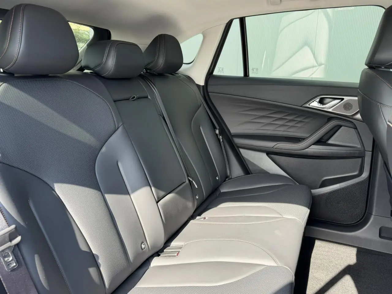 Vue latérale droite de la banquette arrière en simili cuir noir du MG Motor EHS 1.5 Hybrid+ 224 Luxury.