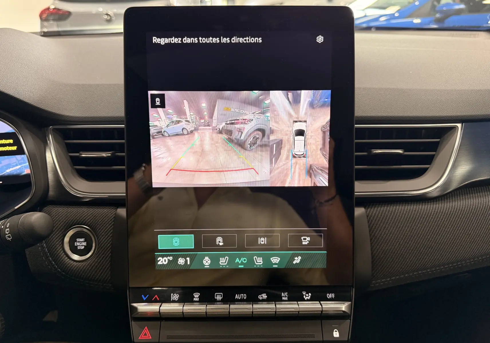 Écran central tactile du Renault Symbioz 2026 montrant la caméra de recul et la vue à 360° intérieure.
