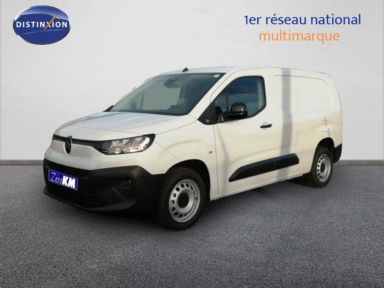 Vue 3/4 avant droit d'un Citroën Berlingo XL blanc Icy avec pare-chocs noirs et jantes acier simples.