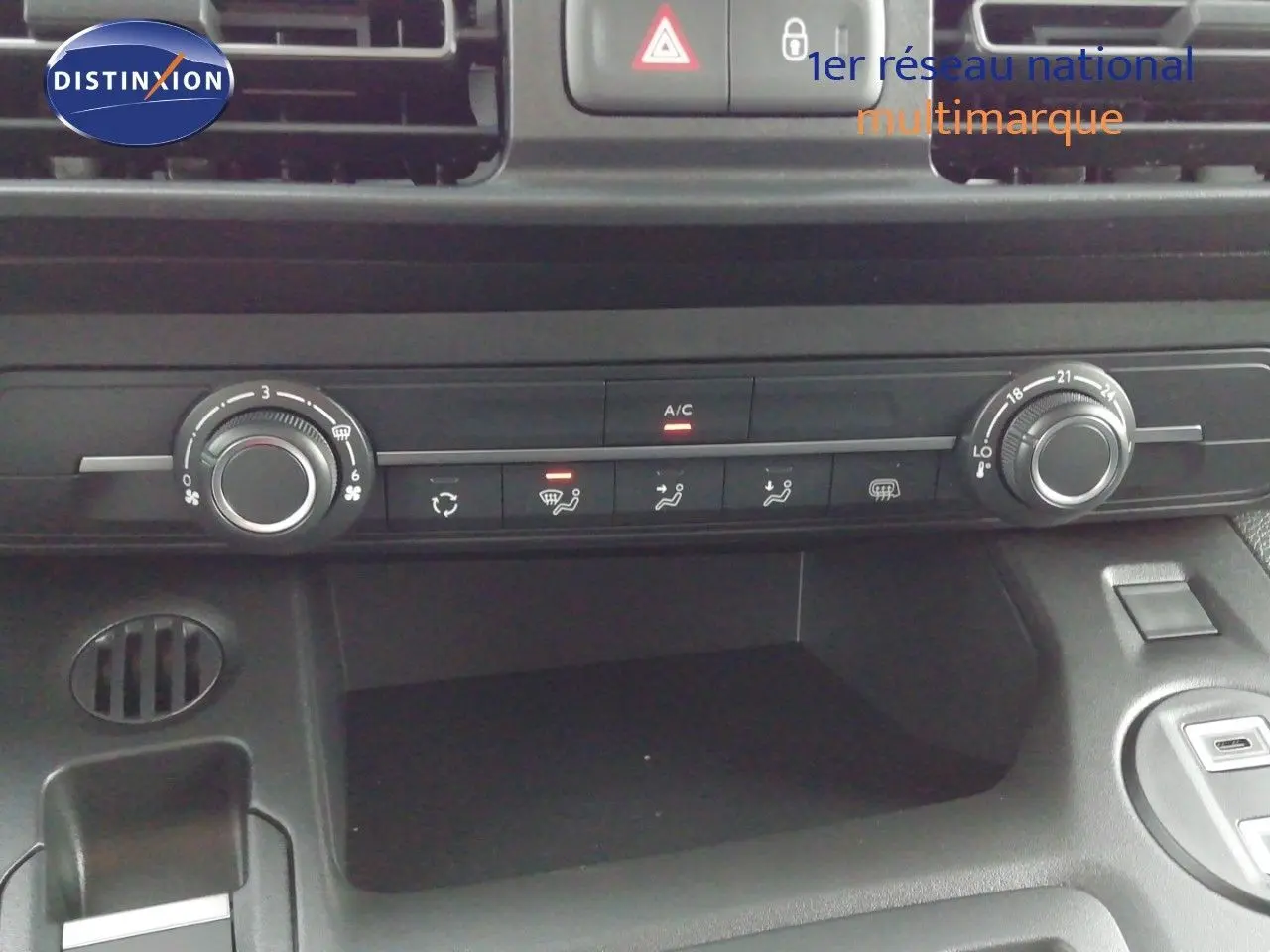 Tableau de bord du Citroën Berlingo XL blanc, vue rapprochée sur les commandes de climatisation et ventilation.