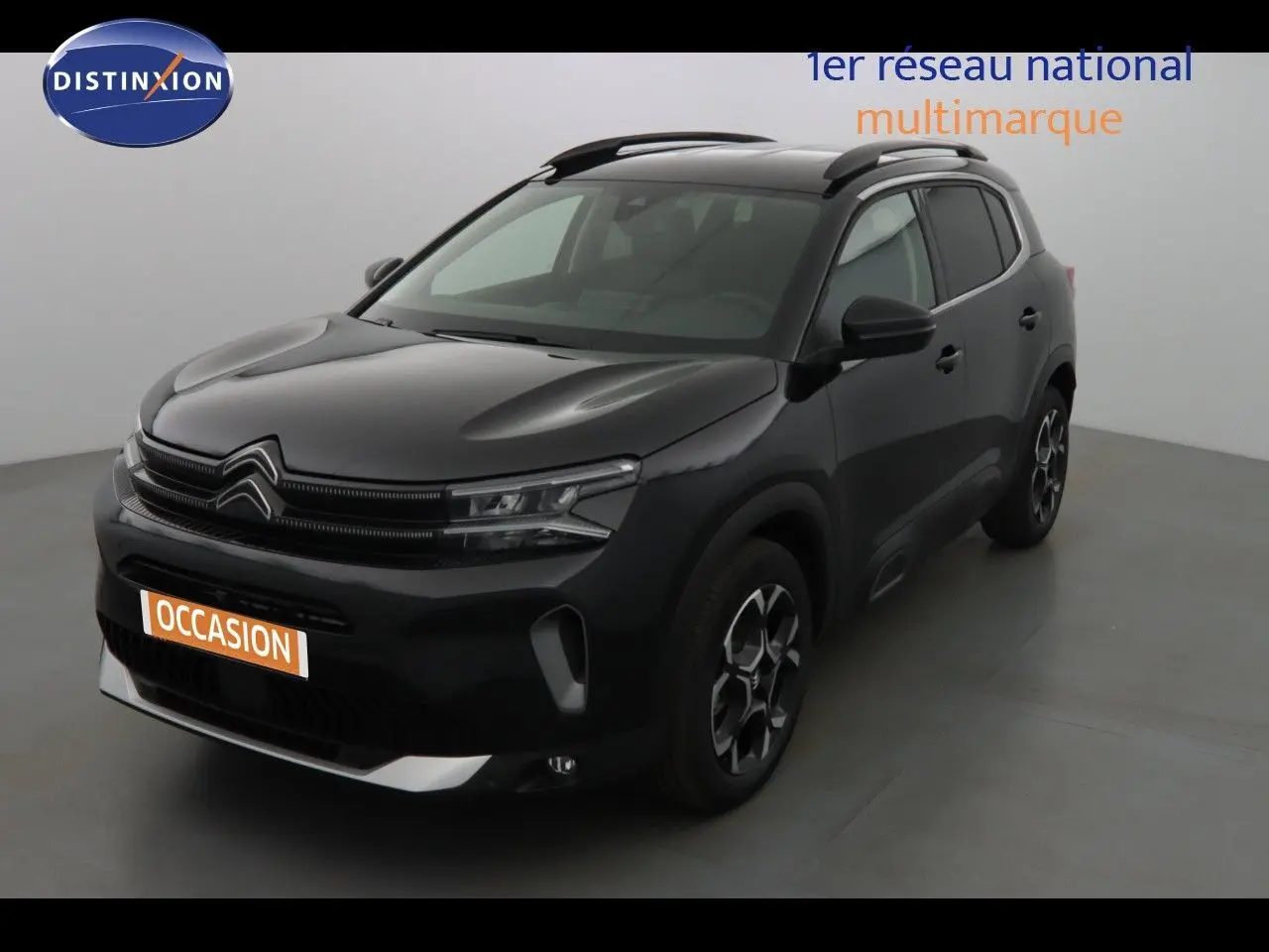 Citroën C5 Aircross noir métal en 3/4 avant droit avec jantes bi-ton et toit ouvrant visible.