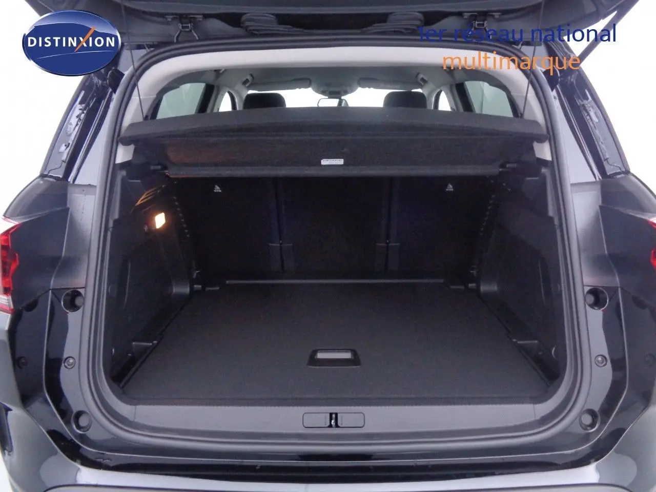 Vue intérieure centrée sur la console centrale et l'écran tactile du Citroën C5 Aircross noir métal 2022 finition Shine.