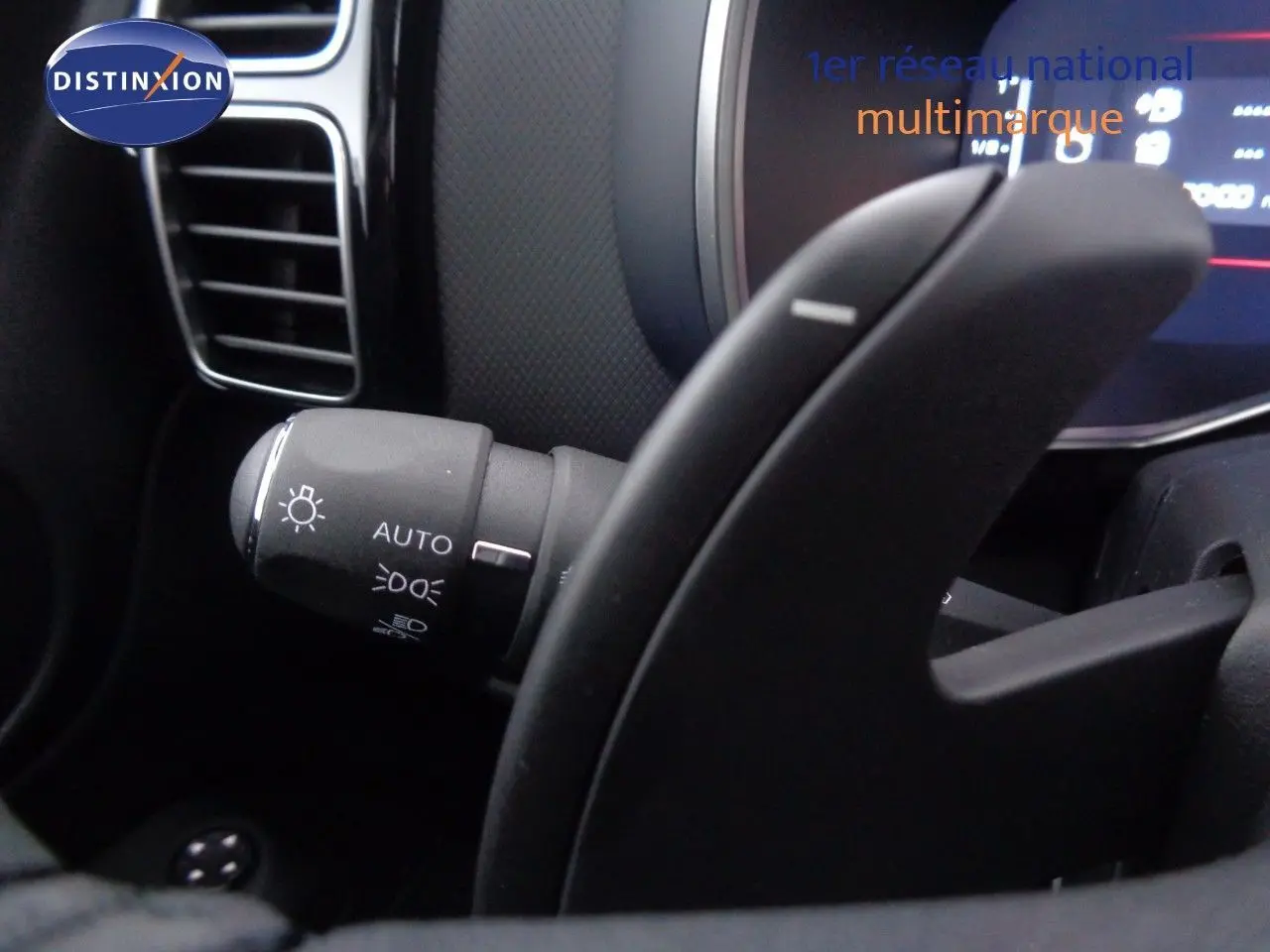 Écran multimédia du Citroën C5 Aircross noir métal montrant la caméra de recul et l'affichage 360° en vue arrière.