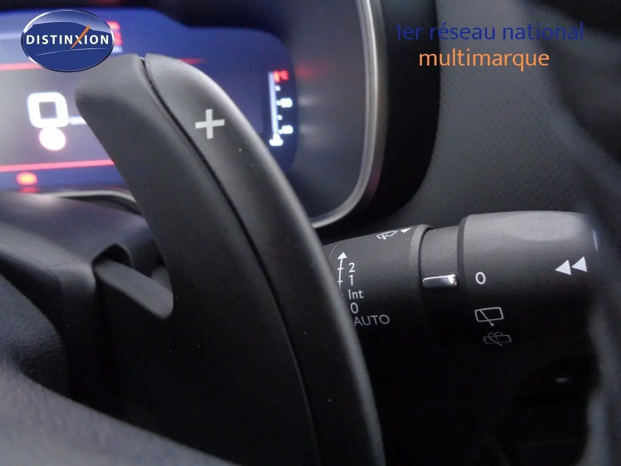 Écran central du système de navigation du Citroën C5 Aircross 2022 affichant une carte en 3D et les commandes climatisation.