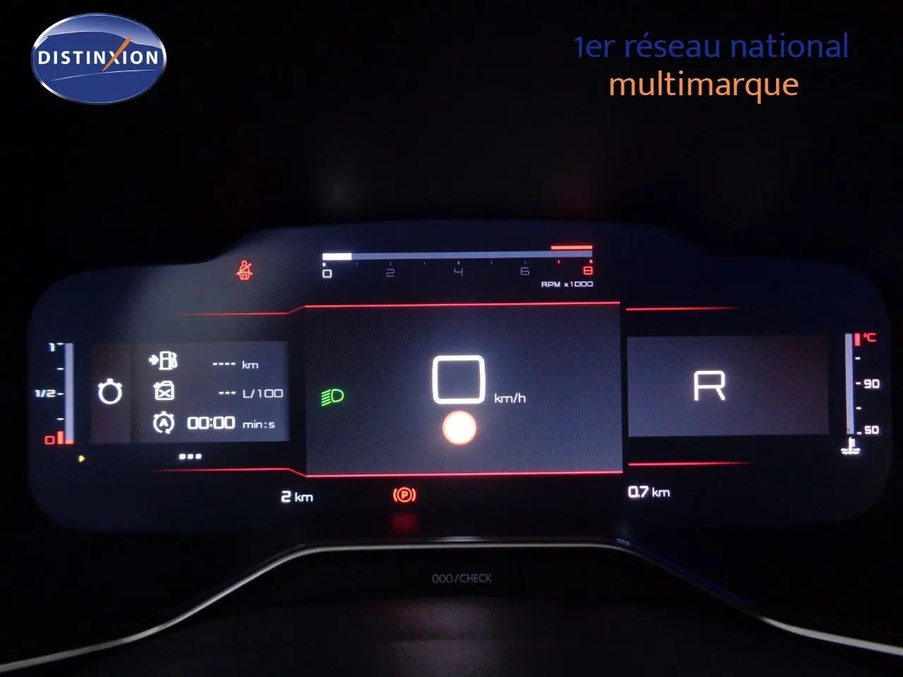 Écran tactile central du Citroën C5 Aircross 2022 affichant les applications Apple CarPlay en intérieur noir.