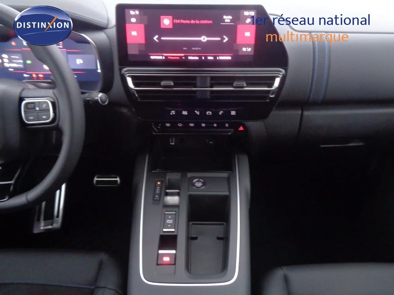 Vue rapprochée du volant cuir noir et du tableau de bord numérique du Citroën C5 Aircross 2022 finition Shine.