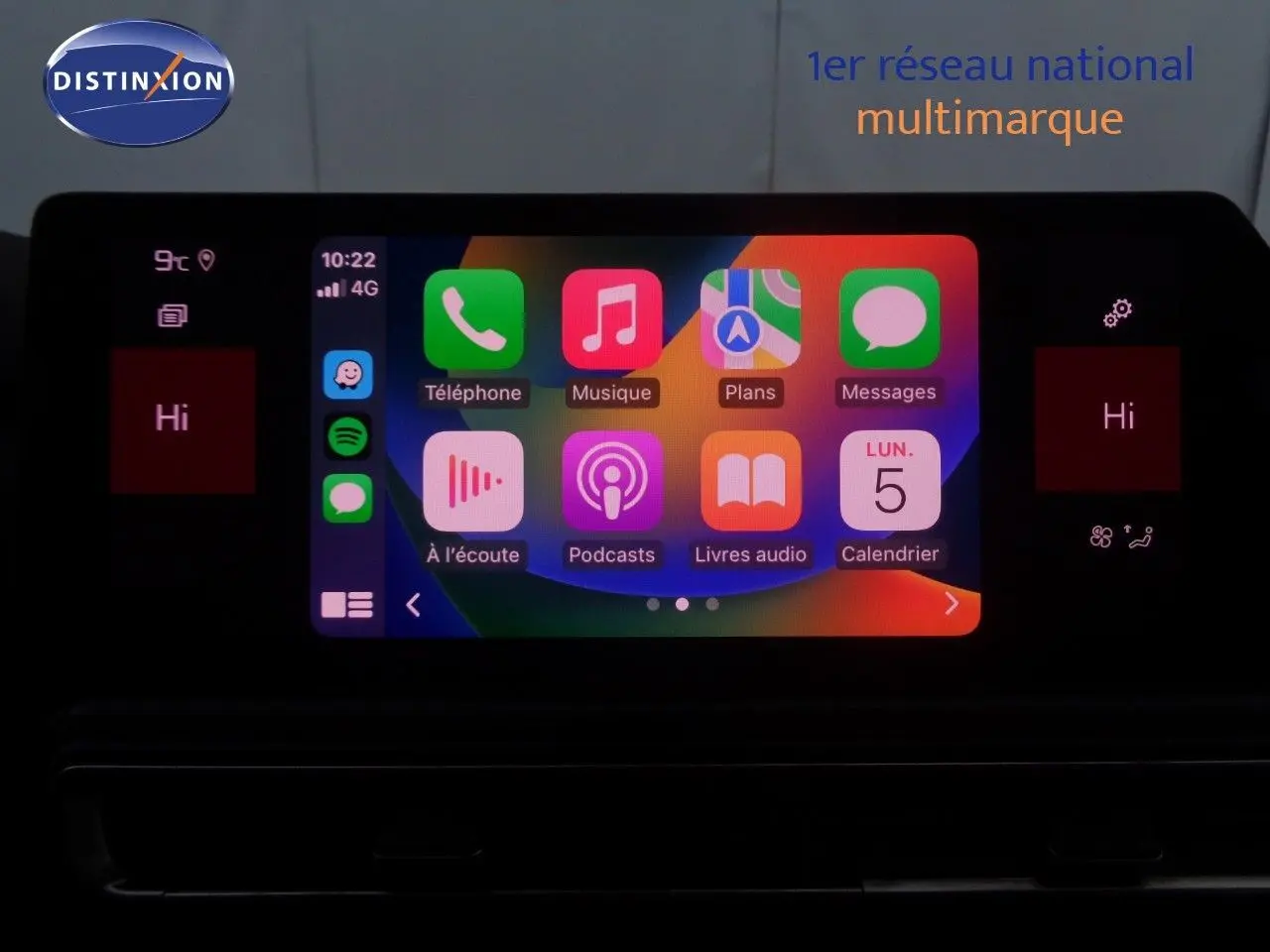 Gros plan sur la commande de régulateur de vitesse du Citroën C5 Aircross noir métal, côté gauche du volant.