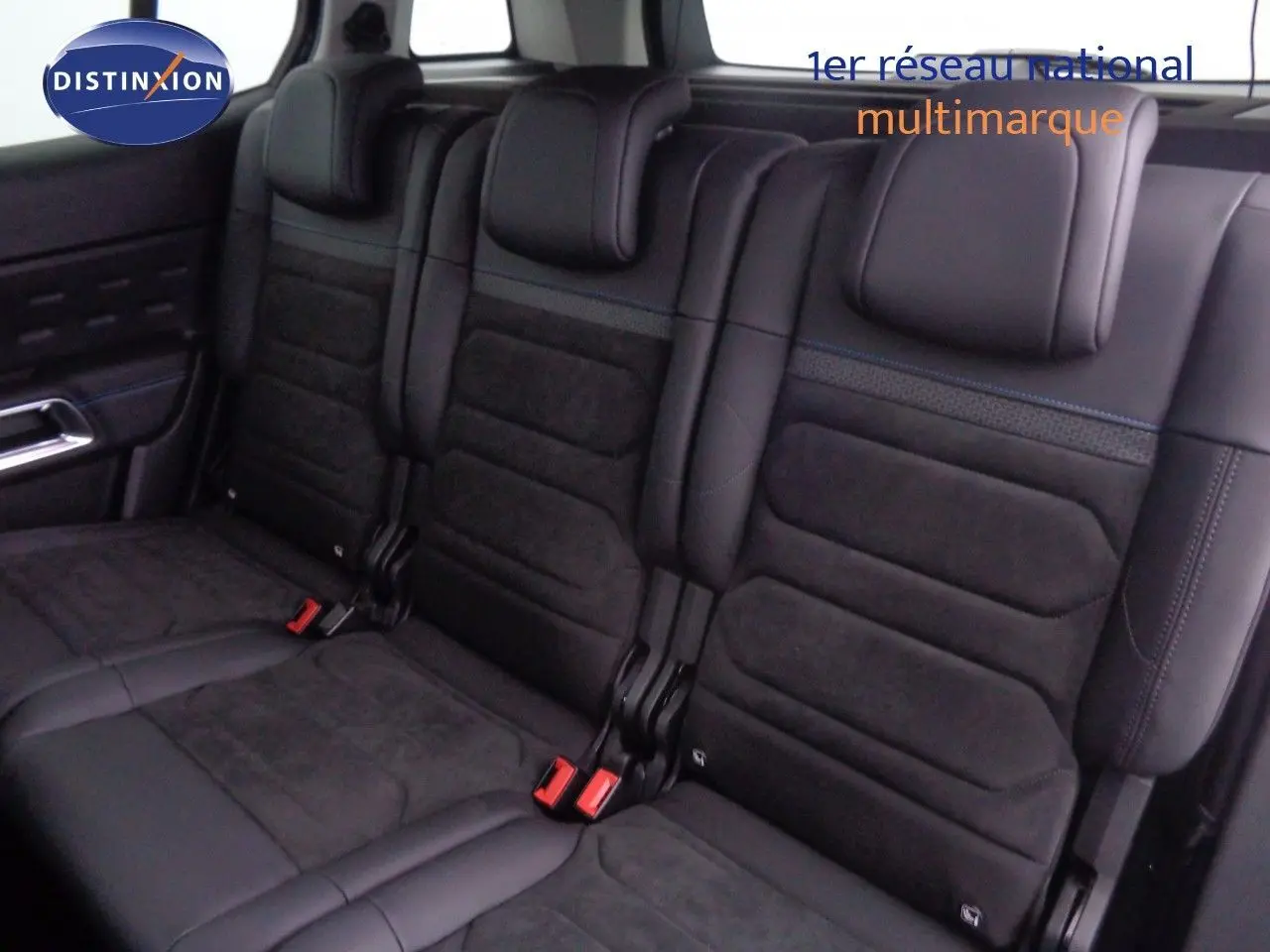 Gros plan sur la palette de changement de vitesse + côté gauche du tableau de bord du Citroën C5 Aircross noir métal 2022.