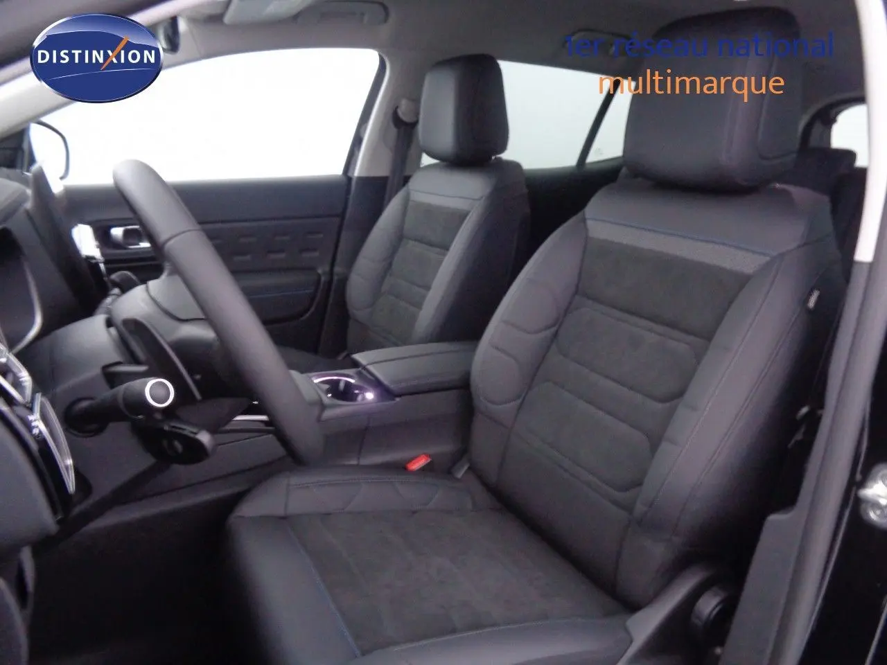 Tableau de bord numérique du Citroën C5 Aircross 2022, affichage en mode stationnaire avec indicateurs lumineux rouges et verts.