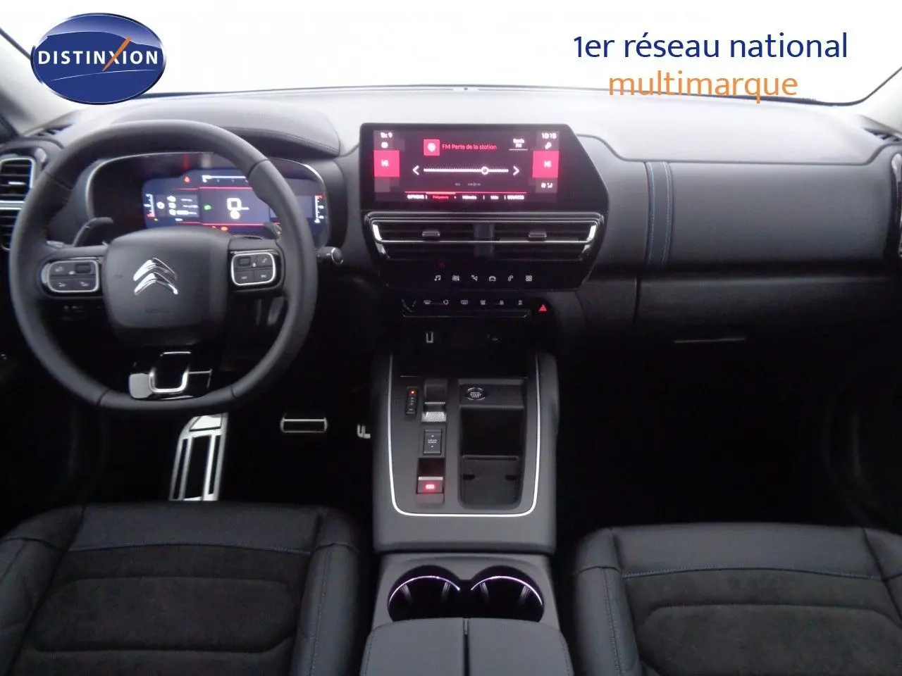 Vue intérieure arrière des sièges en cuir noir et alcantara du Citroën C5 Aircross Shine 2022.