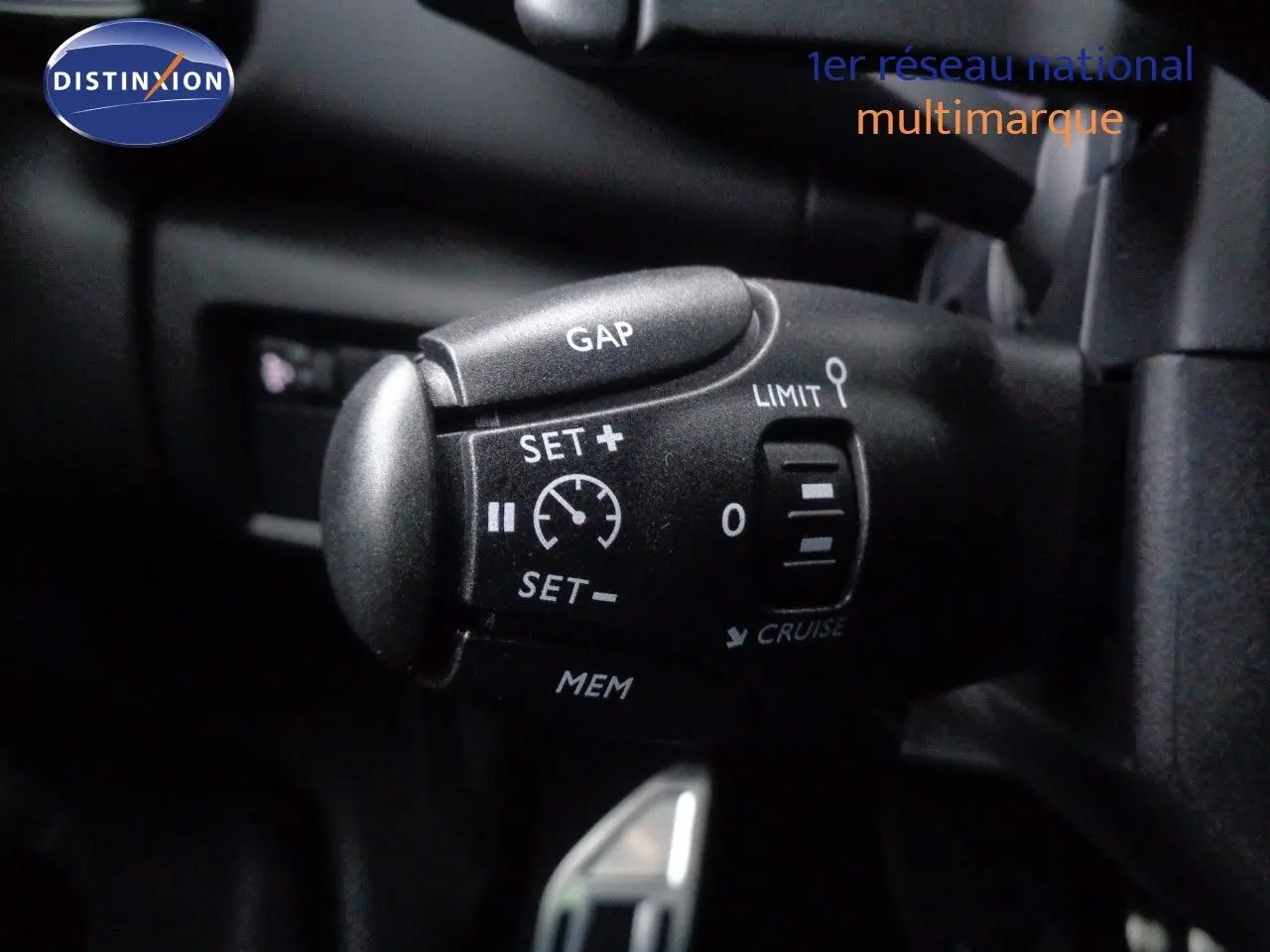 Coffre ouvert du Citroën C5 Aircross noir métal 2022, montrant un espace de chargement spacieux et bien fini.