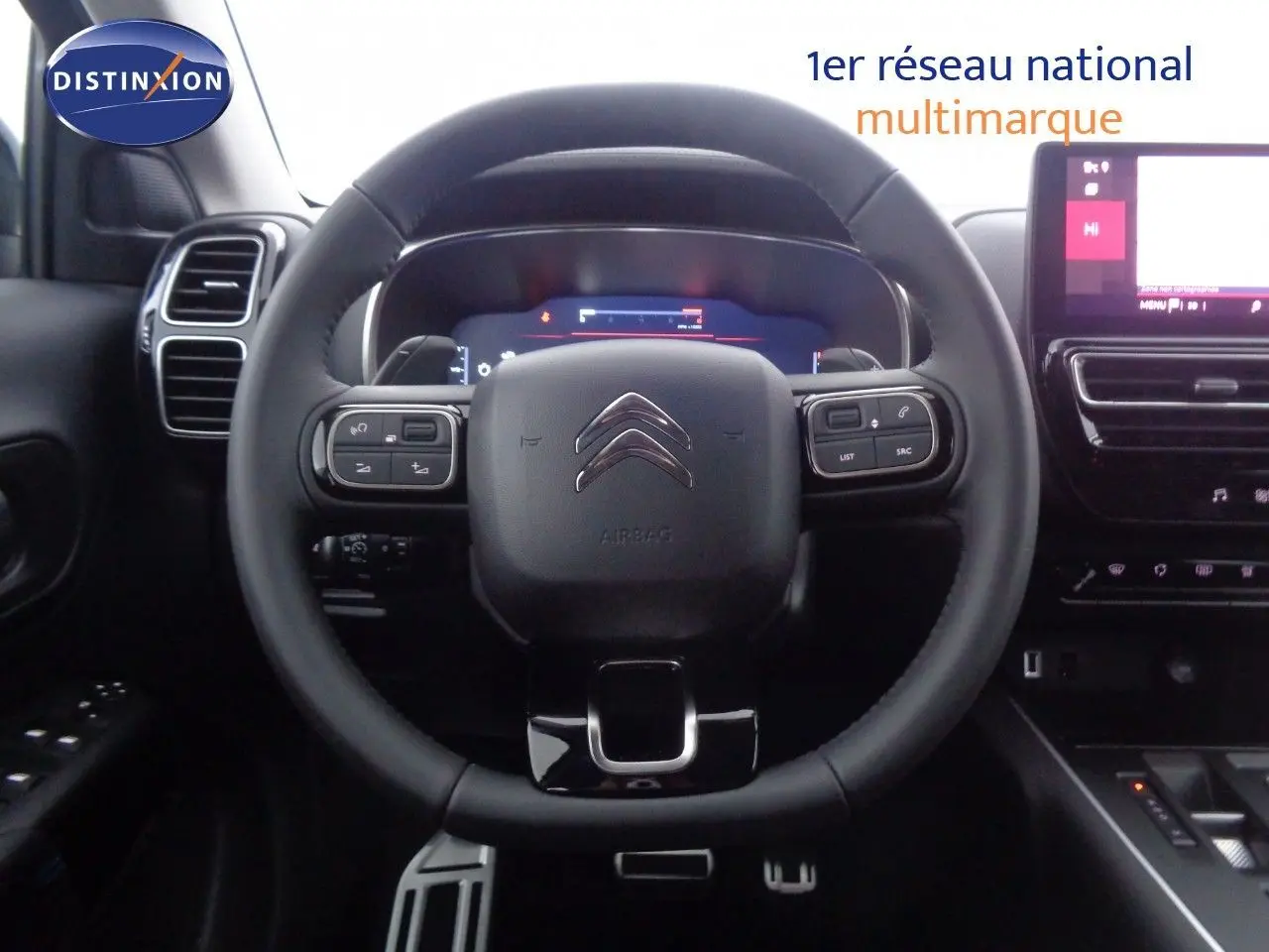 Vue 3/4 arrière gauche du Citroën C5 Aircross noir métal avec jantes biton et vitres teintées.