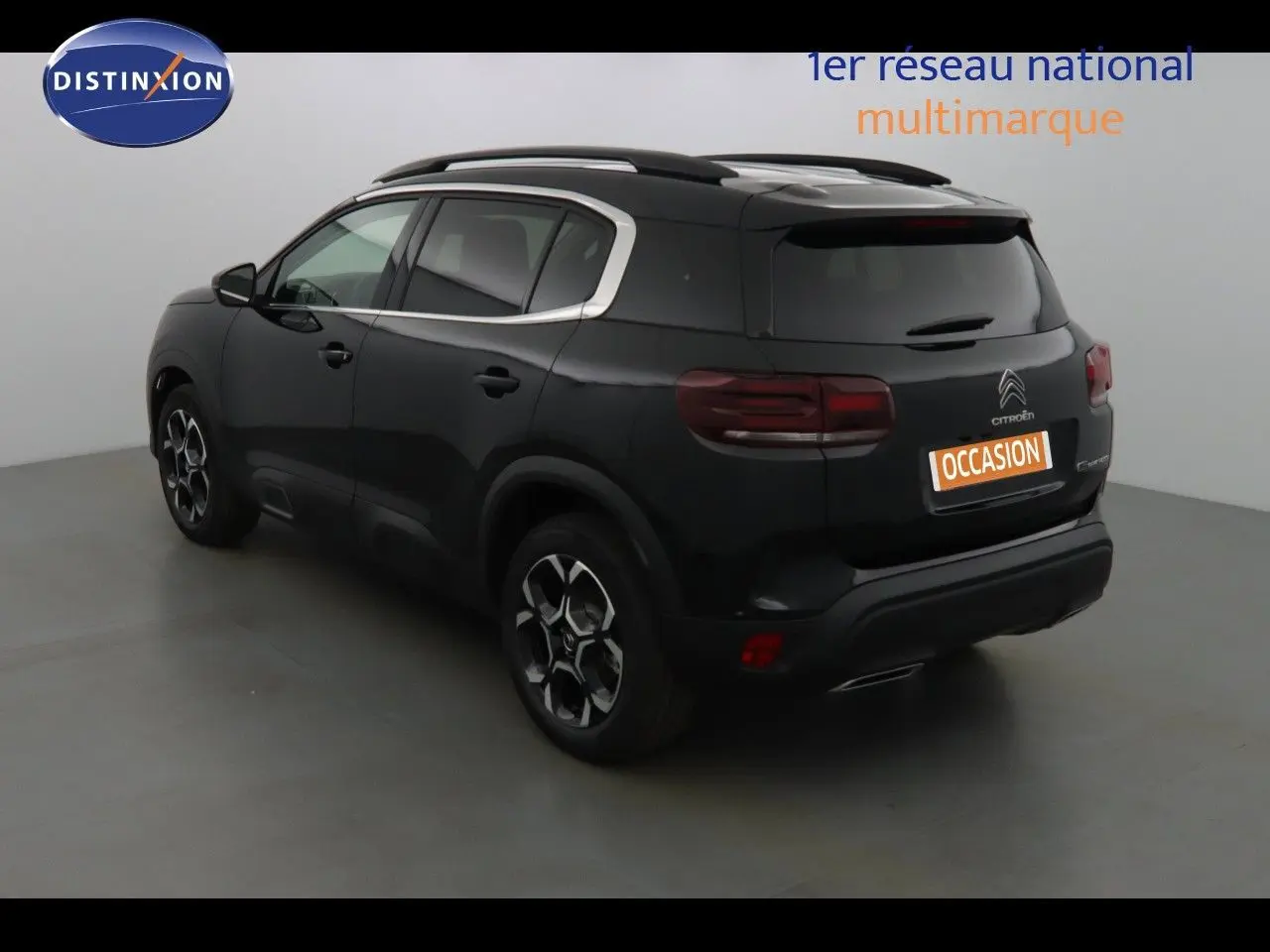 Profil côté gauche d'un Citroën C5 Aircross noir métal 2022 avec jantes biton et barres de toit visibles.